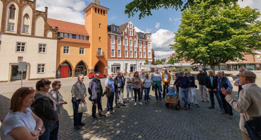 https://www.hallo-luebbecke.de/data/Bildarchiv/2025/202503_Marz/20250330_hallo_minden_luebbecke_Stadtfuhrung_Marktplatz_mit_Altem_Rathaus_Oliver_Krato.jpg