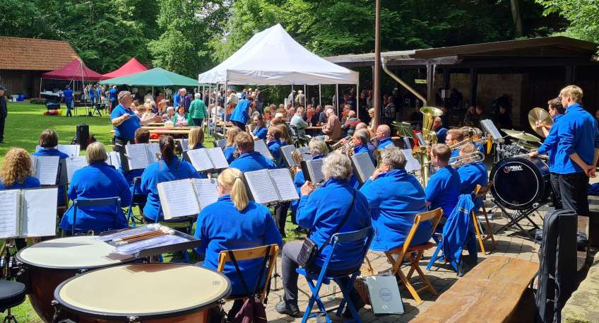 https://www.hallo-luebbecke.de/data/Bildarchiv/2025/202504_April/20250427_hallo_minden_scm_konzert_kummerbrink.jpg