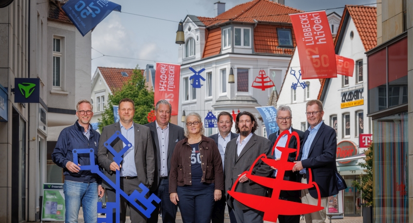 https://www.hallo-luebbecke.de/data/Bildarchiv/2025/202506_Juni/20250614_hallo_minden_lubbecke_marketng_Sommerdekoration_Fugangerzone_Lubbecke_Oliver_Krato.jpg