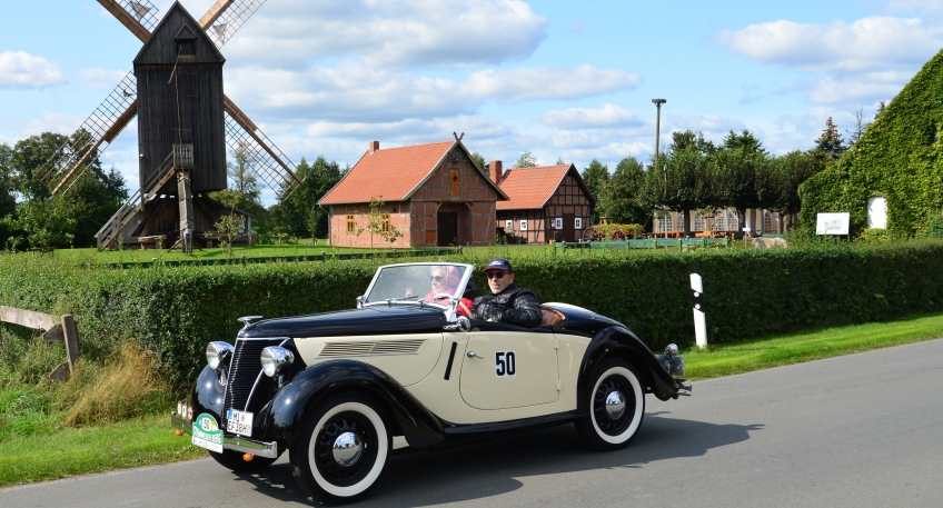 https://www.hallo-luebbecke.de/data/Bildarchiv/2025/202507_Juli/20250710_hallo_minden_benkhausen_01_Jurgen_u._Jeanette_Auerswald_Ford_Eifel_Bj._1938_komp.jpg