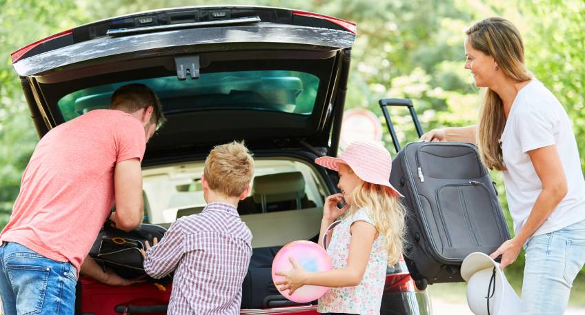 https://www.hallo-luebbecke.de/data/Bildarchiv/2025/202507_Juli/20250713_hallo_minden_TUEV-NORD_PM_Gepaeck_Kofferraum-Familie-AdobeStock-Robert-Kneschke.jpg