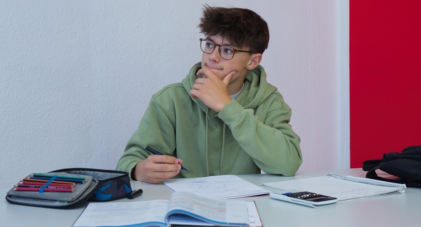 https://www.hallo-luebbecke.de/data/Bildarchiv/2025/202508_August/20250815_hallo_minden_studienkreis_schuler_arbeitet_unkonzentriert.jpg