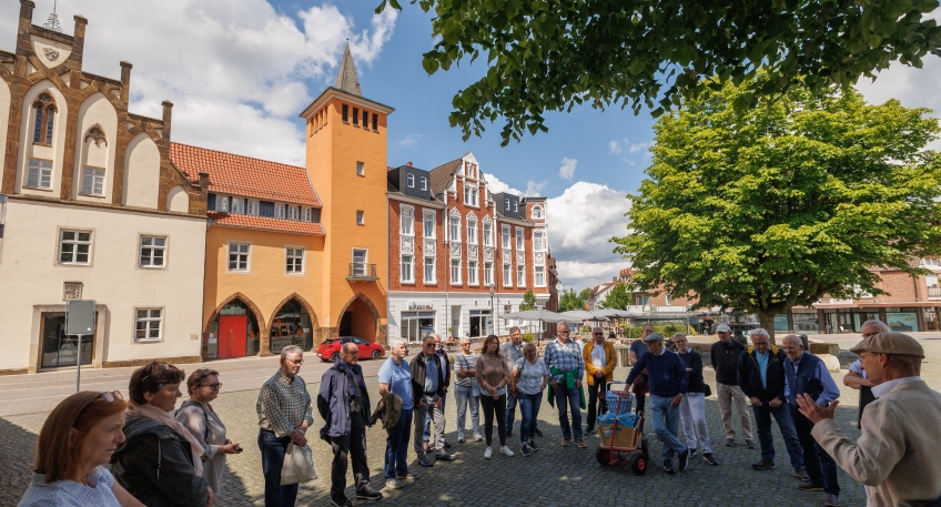 https://www.hallo-luebbecke.de/data/Bildarchiv/2025/202508_August/20250824_hallo_minden_luebbecke_Stadtfuhrung_Marktplatz_mit_Altem_Rathaus_Oliver_Krato.jpg