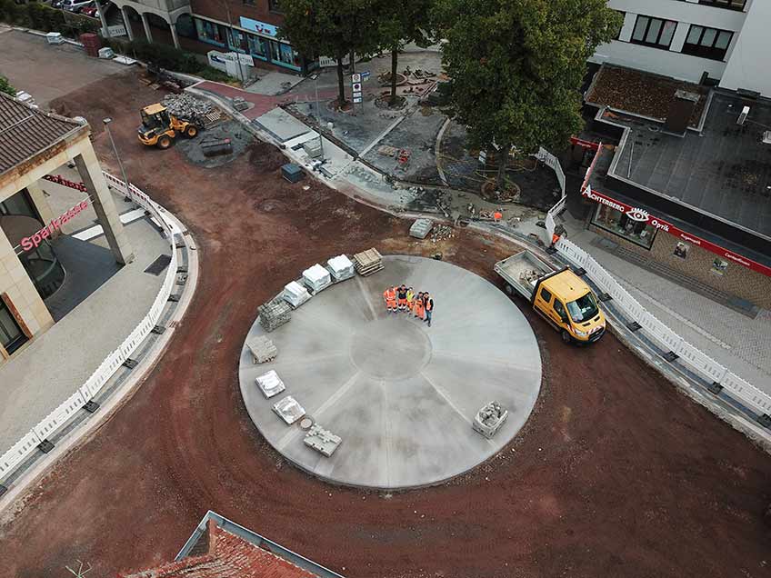 Beim Neubau des Kreisverkehrsplatzes Weingartenstraße / Osnabrücker Straße ist der Endspurt eingeläutet. Mit den Asphaltierungsarbeiten steht den Verkehrsteilnehmern ab kommenden Dienstag noch eine letzte, voraussichtlich elftägige Geduldsprobe bevor, dann soll der Verkehr wie geplant wieder frei fließen.