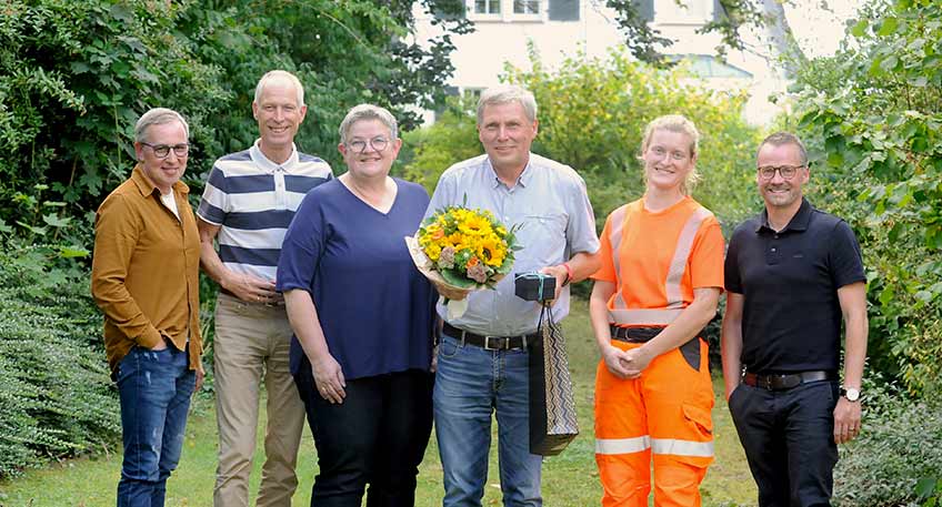 Neben Bürgermeistern und Dezernenten gehörten sie zu den bekanntesten Gesichtern der Lübbecker Stadtverwaltung und sicher auch zu den am meisten geschätzten Mitarbeitern. Ralf Stühlmeyer, zuletzt Leiter des Bereichs Ordnung und Soziales, und Martin Pöttker, Bereichsleiter Stadtplanung und Umwelt, sind zum Monatswechsel im Rahmen kleiner Feierstunden in den wohlverdienten Ruhestand verabschiedet worden.