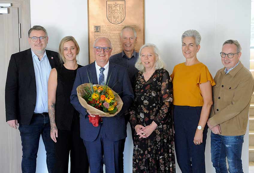 Neu-Rentner Ralf Stühlmeyer, verabschiedet von (v.l.) Roland Kelle, Frank Haberbosch, Kollegin Elke Rüter, Personalrätin Jasmin Wilberg und Dezernent Philipp Knappmeyer.