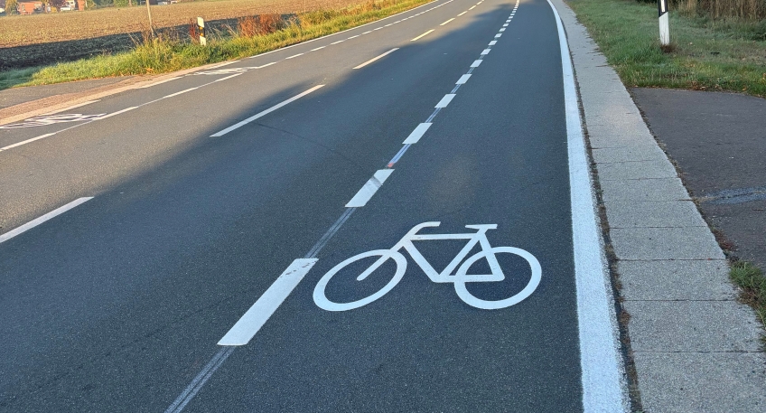 https://www.hallo-luebbecke.de/data/Bildarchiv/2025/202510_Oktober/20251012_hallo_minden_stemwede_Fahrradschutzstreifen_Destel_Levern_2025.jpg