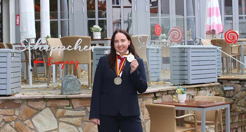 Große Erfolge für den heimischen Gastgewerbe-Nachwuchs: Annalena Janzen, Absolventin des Ausbildungsbetriebs Bürgerpark Schäppchen in Lübbecke, hat ihre Ausbildung zur Fachfrau für Restaurants und Veranstaltungsgastronomie mit herausragenden Ergebnissen abgeschlossen.