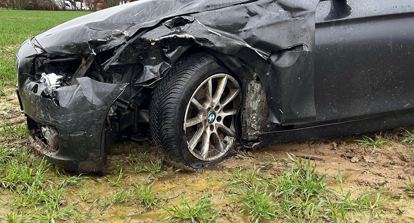 Zwei kaputte BMW und ein leicht verletzter Autofahrer sind das Ergebnis eines Verkehrsunfalls am Montagmorgen in H&uuml;llhorst-Oberbauerschaft.