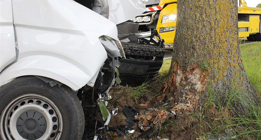 Der Zusammenstoß eines VW-Transporters mit einem Baum hat am späten Dienstagnachmittag in Rahden einen Einsatz von Polizei, Feuerwehr und Rettungsdienst ausgelöst.