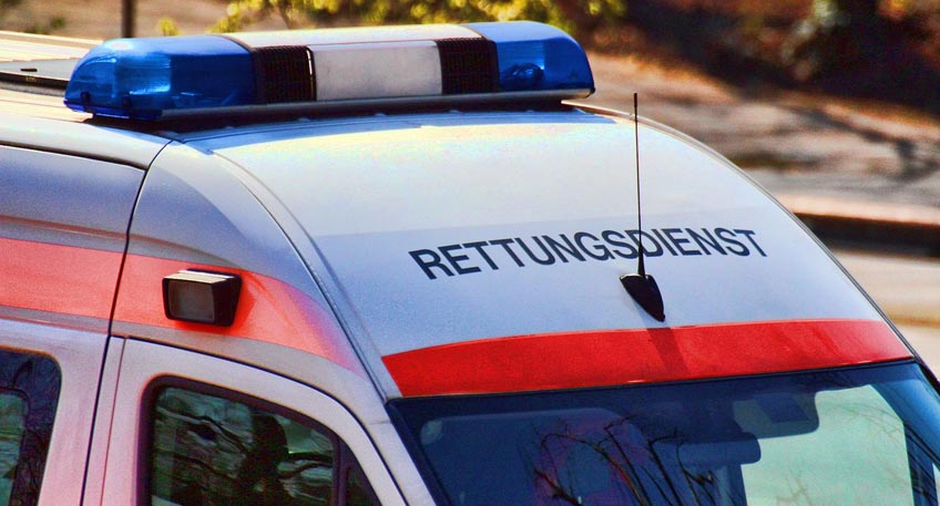 Ein 17 Jahre alter Motorradfahrer ist am Dienstagnachmittag bei einem Unfall auf der Tonnenheider Stra&szlig;e mit einem Baum kollidiert. Dabei erlitt der Jugendliche offenbar schwere Verletzungen und wurde nach not&auml;rztlicher Behandlung mit einem Rettungswagen ins Krankenhaus L&uuml;bbecke gebracht.