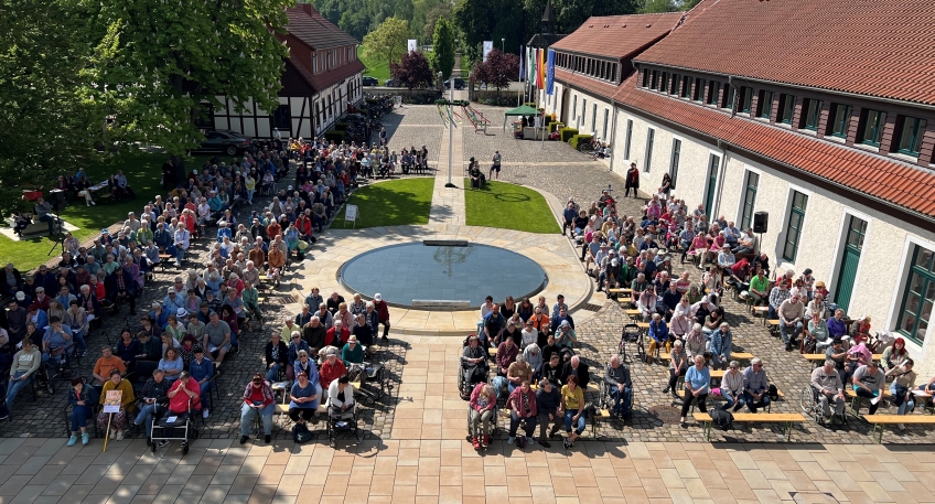 https://www.hallo-luebbecke.de/data/Bildarchiv/2026/202605_Mai/20260510_hallo_minden_merur_Himmelfahrtsgottesdienst_Schloss_Benkhausen.jpg