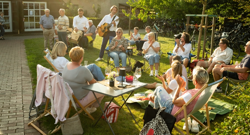https://www.hallo-luebbecke.de/data/Bildarchiv/2026/202606_Juni/20260610_hallo_minden_westfalischen_sieben_Picknick-Konzert_Hille_Holzhausen_II_Alte_Scheune_und_Historische_Dorfschmiede_56.jpg