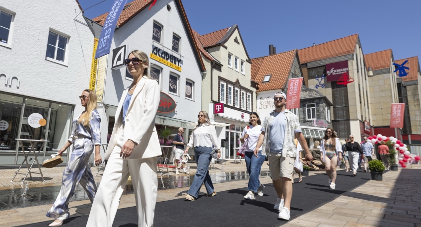 20260614_hallo_minden_lubbecke_marketing_Wappenplatz_um_11_Modenschau_1_Oliver_Krato