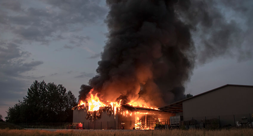 Beim Gro&szlig;brand, der am Samstagmorgen in einer Lagerhalle im L&uuml;bbecker Industriegebiet ausgebrochen ist, ist es in gr&ouml;&szlig;erem Ausma&szlig; zu sogenannten Brandabwehungen gekommen. Gr&ouml;&szlig;tenteils handelt es sich dabei augenscheinlich um teilverbranntes Isoliermaterial aus den Sandwich-Paneelen der Halle, das wegen seiner geringen Masse vom Wind weit getragen und gro&szlig;r&auml;umig verteilt wurde.