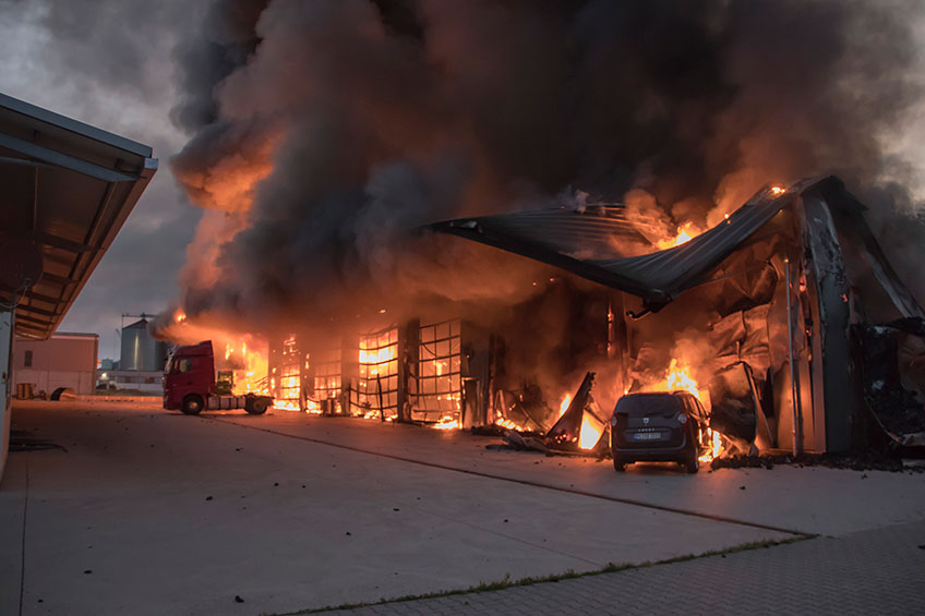 Beim Gro&szlig;brand, der am Samstagmorgen in einer Lagerhalle im L&uuml;bbecker Industriegebiet ausgebrochen ist, ist es in gr&ouml;&szlig;erem Ausma&szlig; zu sogenannten Brandabwehungen gekommen. Gr&ouml;&szlig;tenteils handelt es sich dabei augenscheinlich um teilverbranntes Isoliermaterial aus den Sandwich-Paneelen der Halle, das wegen seiner geringen Masse vom Wind weit getragen und gro&szlig;r&auml;umig verteilt wurde.