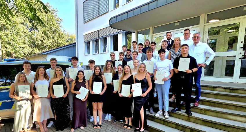 https://www.hallo-luebbecke.de/data/Bildarchiv/2026/202607_Juli/20260705_hallo_minden_polizei_AbschlussFOS-Jahrgang2024.jpg