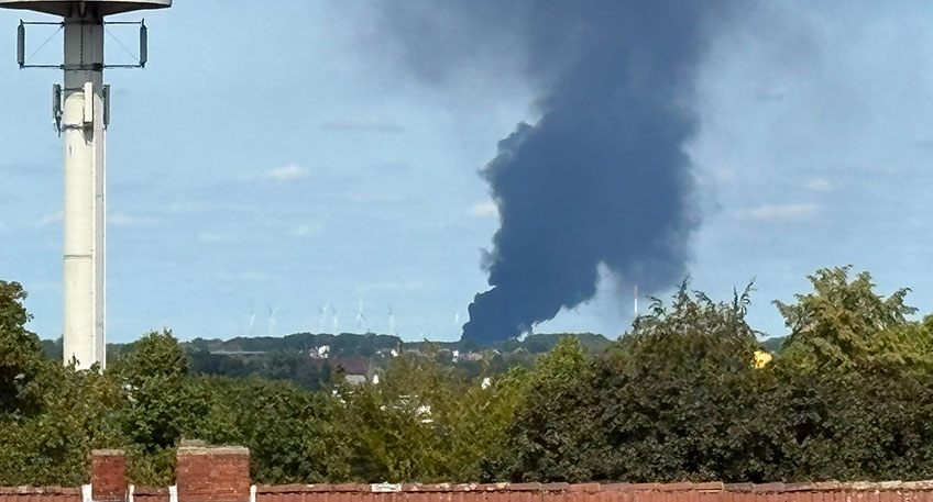 Die Feuerwehr besch&auml;ftigt derzeit ein Gro&szlig;brand in einem Espelkamper Industriegebiet. Ein Entsorgungsbetrieb in der Eugen Gerstenmaier Stra&szlig;e steht in Flammen. Die schwarze Rauchs&auml;ule ist weit &uuml;ber die Grenzen Espelkamps hinaus zu sehen.