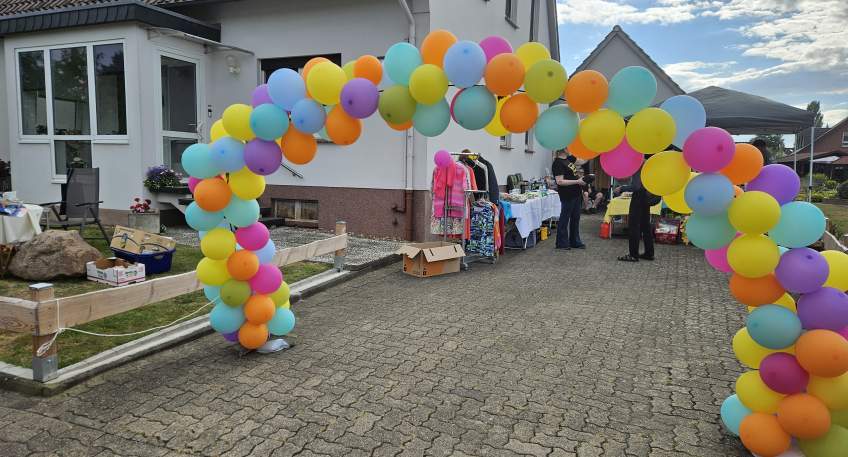 https://www.hallo-luebbecke.de/data/Bildarchiv/2026/202608_August/20260830_hallo_minden_dorfgemeinschaft_alswede_Flohmarkt_Stand_01.jpg