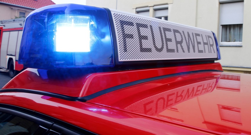 Ein ausgelöster Brandmeldealarm in einem Wohnhaus an der Dorchesterstraße führte am Donnerstagabend zu einem Einsatz von Feuerwehr und Polizei. In dessen Verlauf leistete ein 51-jähriger Mann Widerstand.