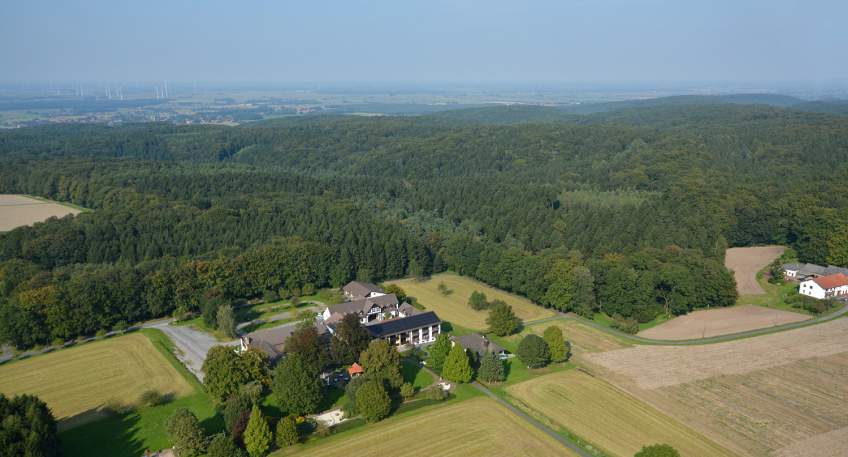 https://www.hallo-luebbecke.de/data/Bildarchiv/2026/202609_September/20260917_hallo_minden_stemwede_Luftbild_Stemweder_Berg_-_Berggasthof_Wilhelmshohe.jpg