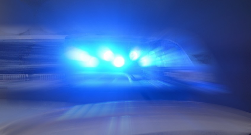 Zeugen meldeten der Polizei am Freitagabend gegen 22.30 Uhr zwei verdächtige Personen, die sich mit einem Leichtkraftrad auffällig vor einem leerstehenden Gebäude in Börninghausen verhielten. Eine daraufhin entsandte Streifenwagenbesatzung stellte auf der Anfahrt einen mit zwei Personen besetzten Motorroller fest, der dem Polizeifahrzeug entgegenkam.