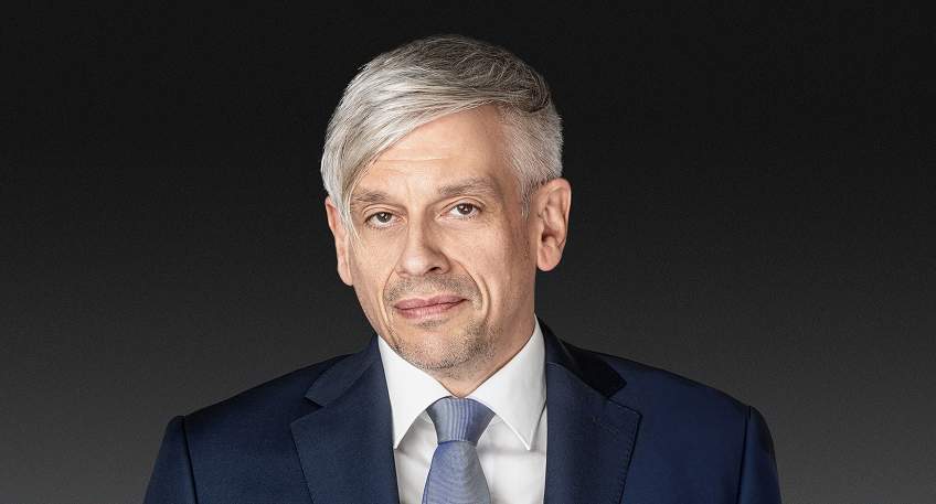 https://www.hallo-luebbecke.de/data/Bildarchiv/2026/202610_Oktober/20261014_hallo_minden_jfk_MathiasTretterSouveraenPressebild1quer_copyby_EnricoMeyer.jpg