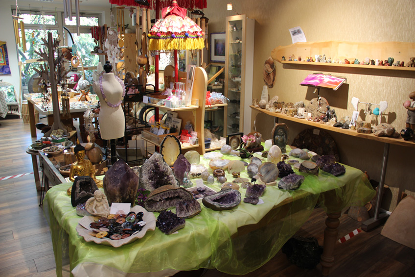 Der Umzug an den neuen Standort in der Langen 40 war genau die richtige Entscheidung, sagt sie r&uuml;ckblickend. &bdquo;Die Kunden k&ouml;nnen in aller Ruhe durch den Laden bummeln, in einer der Sitzecken Platz nehmen und verweilen oder im Garten in einem der zahlreichen B&uuml;cher bl&auml;ttern. "Edel und Steine" bietet damit ein echtes Shopping-Erlebnis.&ldquo;   Neben dem Verkauf bietet Mette von Maubeuge als Expertin f&uuml;r Kristalle, Mineralien und Edelsteine in ihren Gesch&auml;ftsr&auml;umen Seminare, Vortr&auml;ge und Workshops an. &bdquo;Auch die werden gut angenommen&ldquo;, sagt sie.   Wir w&uuml;nschen Mette von Maubeuge weiterhin viel Erfolg mit "EdelundSteine".