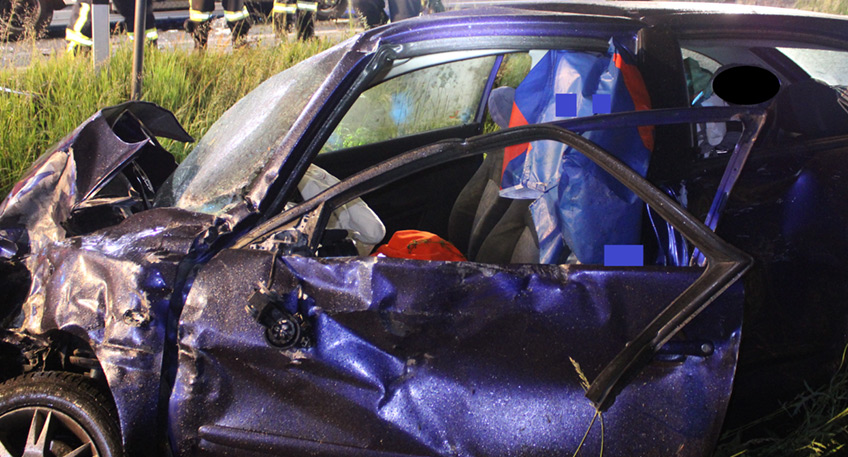 Bei einem Unfall im Kreuzungsbereich Alter Postweg (L 770) / Niedermehner Straße / Niederdorfstraße am Mittwoch gegen 0.35 Uhr haben sich zwei Personen schwere Verletzungen zugezogen.