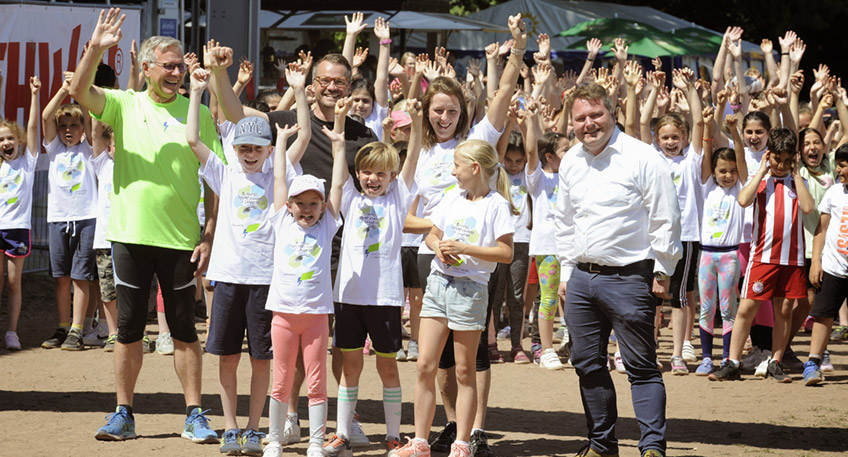 Auf dem Foto vorn die jungen Sportskanonen Philipp (9 Jahre), Mia (8), Ferris (8) und Lisa (10), zusammen mit (v.l.) Stadtwerke-Geschäftsführer Markus Hannig, Philipp Knappmeyer (Dezernent für Bürgerdienste und Vorsitzender des FCL-Jugendfördervereins), Maria Rosentreter (Leiterin der OGS an der Astrid-Lindgren-Grundschule) und Wirtschaftsförderer Jan-Christoph Wehrmann.