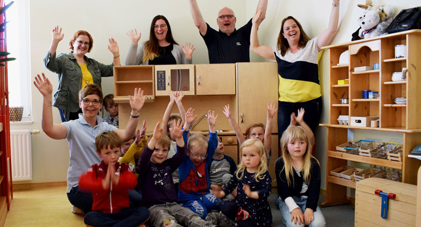 Gro&szlig;e Freude in der Kindertagesst&auml;tte &raquo;Rappelkiste&laquo; Stemwede-Westrup. Denn die Kinder k&ouml;nnen sich &uuml;ber eine neue Spielm&ouml;glichkeit freuen: eine Spielk&uuml;che aus Holz. Gefertigt wurde sie nach Vorgaben der Kita mit viel Liebe zum Detail von einem Patienten der LWL-Ma&szlig;regelvollzugsklinik Schloss Haldem in der klinikeigenen Holzwerkstatt.