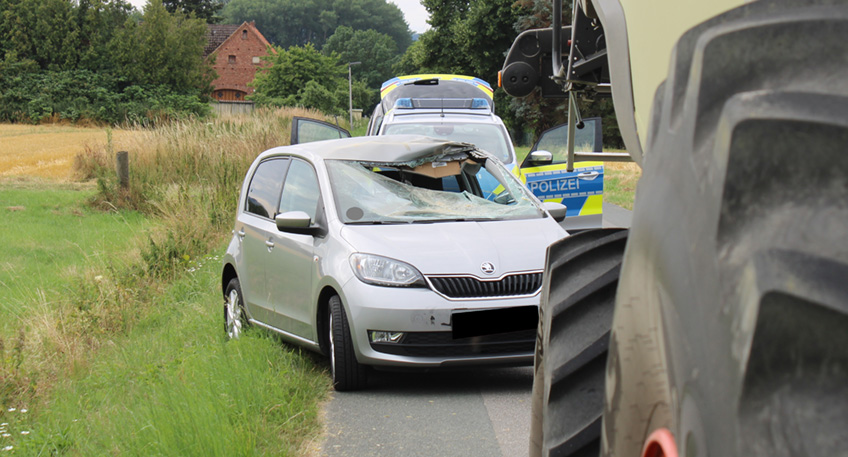 Zu einem Unfall zwischen einem M&auml;hdrescher und einem Kleinwagen ist es am Mittwochmorgen in L&uuml;bbecke auf der Bruchstra&szlig;e gekommen. Eine Autofahrerin wurde leicht verletzt.