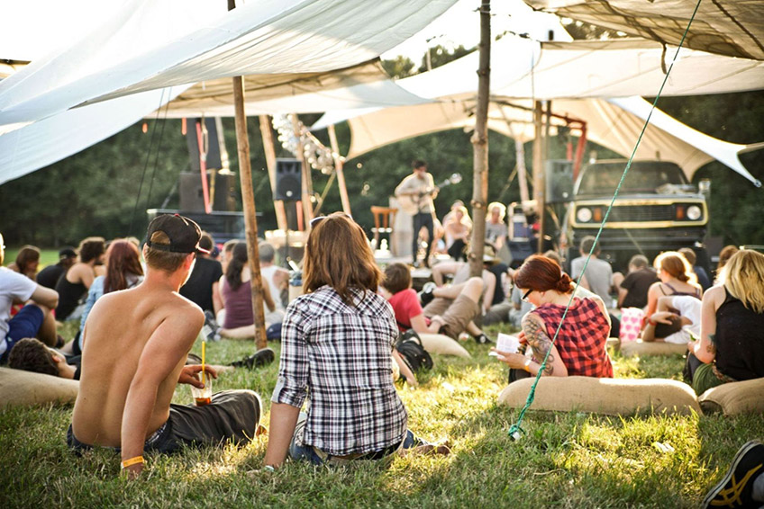 Line up zum 46. Stemweder Open Air Festival   Freitag, 19. August  Waldb&uuml;hne  16:30 Uhr: Vinta - Indie / Rock 18:00 Uhr: Grindhouse (AUS) &ndash; Rock&rsquo;n&lsquo;Roll 19:45 Uhr: Disarstar &ndash; Deutsch-Rap 21:30 Uhr: Slot noch frei 23:15 Uhr: Phoenix aus der Klapse &ndash; Hip Hop / Rock / Punk 01:00 Uhr: Excrementory Grindfuckers - Grindcore   Wiesenb&uuml;hne  17:15 Uhr: Threepwood 'N Strings &ndash; Indie Folk 19:00 Uhr: Band ohne Anspruch &ndash; Fun-Punk / Rock 20:45 Uhr: Tribe Friday (SWE) &ndash; Swedish Bubble Gum Emo 22:30 Uhr: Treptow - Rock 00:15 Uhr: Black Stains &ndash; Progressive Metal   Samstag, 20. August  Waldb&uuml;hne  13:00 Uhr: Fluppe &ndash; Indie / Emo 14:30 Uhr: My Little White Rabbit &ndash; Garage-Rock 16:15 Uhr: Hathors (CH) &ndash; Noise-Rock / Grunge / Alternative 18:00 Uhr: Powder for Pigeons (AUS/D) - Rock 19:45 Uhr: Primetime Failure &ndash; Melodic-Punk / Skatecore 21:30 Uhr: Tequila And The Sunrise Gang - Ska 23:15 Uhr: Mal &Eacute;lev&eacute; &ndash; Reggae / Dancehall / Ska / Hip Hop 01:00 Uhr: Moscow Death Brigade (RUS) &ndash; Rap-Core      Wiesenb&uuml;hne  13:45 Uhr: Logpod Mangartom &ndash; Rock / Funk 15:30 Uhr: Betrayers of Babylon &ndash; Global Pop & Reggae 17:15 Uhr: Thee Plastic Eaters &ndash; Punk 19:00 Uhr: Go Go Gazelle &ndash; Indiepunkrock 20:45 Uhr: Lunauten - Rock 22:30 Uhr: Rovar &ndash; Rock 00:15 Uhr: Aeries &ndash; Progressive Metal   Freitag, 19. August  Waldb&uuml;hne   16:30 Uhr: Vinta - Indie / Rock  Denkm&auml;ler und Tr&uuml;mmer in Krach und Harmonie. VINTA bedeutet Energie. Lust und Rausch, Liebe und Wut, Gl&uuml;ck und Schmerz &ndash; Musik zum Zuh&ouml;ren und Zuschlagen, gepaart mit einer intensiven Licht- und Nebelshow, die wie Benzin auf Feuer wirkt. Schwei&szlig;, ein dr&ouml;hnender Kopf, aber vor allem ein Gef&uuml;hl von befreiter Entladung sind die bleibenden Sch&auml;den nach der VINTA-Show.    18:00 Uhr: Grindhouse (AUS) &ndash; Rock&rsquo;n&lsquo;Roll  Die Garage RocknRoller Grindhouse gr&uuml;ndeten sich 2014 in Melbourne, Australien. Schwer beeinflusst von Bands wie &bdquo;The Saints&ldquo; und &bdquo;Radio Birdman&ldquo; spielen die Australier ihren eigenen Proto Punk Sound. Heftig, ein bisschen Panne und schnell. Seither gibt es vier Alben auf ihrem Konto. 2022 greifen die Australier erneut an.    19:45 Uhr: Disarstar &ndash; Deutsch-Rap  Es ist die soziale Frage, der sich der Rapper Disarstar annimmt. Anschauungsmaterial f&uuml;r seine klassenbewussten Texte findet er nicht zuletzt direkt in der eigenen Nachbarschaft auf St. Pauli. Der in Hamburg aufgewachsene Rapper ist zu einer der wichtigsten aktuellen Deutschrap-Stimmen geworden. Mit Worten gelingt es Disarstar krasse Bilder zu entwerfen, die zu gleichen Teilen plakativ und auf den Punkt in der Beobachtung soziokultureller Schr&auml;glagen sind.   21:30 Uhr: Slot noch frei  Wird neu belegt da die urspr&uuml;ngliche Band ihre Tour abgesagt hat   23:15 Uhr: Phoenix aus der Klapse &ndash; Hip Hop / Rock / Punk  FERRIS und SWISS sind: PHOENIX AUS DER KLAPSE. Rotziger Hymnen von der Stra&szlig;e und aus dem Leben, die bestens in die Zeit passen.   &Uuml;ber 20 Jahre ist es her, dass FERRIS MC nach Hamburg zog. W&auml;hrend die ersten Jahre seiner Karriere voll und ganz im Zeichen des Hip Hops standen, war die zweite Dekade vor allem von der Electro-Formation DEICHKIND gepr&auml;gt, deren festes Mitglied er von 2008 bis 2018 war. Nun l&auml;utete FERRIS (ohne das &bdquo;MC&ldquo;) seine Rock-&Auml;ra ein.  SWISS ist S&auml;nger, Rapper, Texter aus dem Hamburger Schanzenviertel. Mit der Band SWISS & DIE ANDERN ver&ouml;ffentlichte er 2015 das wegweisende Albumdeb&uuml;t &bdquo;Gro&szlig;e Freiheit&ldquo; und inzwischen etliche Nachfolger. Der Sound gleicht einem musikalischen Stra&szlig;enkampf: laut, dreckig und wutgeladen.    01:00 Uhr: Excrementory Grindfuckers - Grindcore  Die EXCREMENTORY GRINDFUCKERS sind die uneingeladenen G&auml;ste, die auf jeder Party alles wegsaufen. Die f&uuml;nf Grindcore-Trottel aus Hannover haben es sich zur Aufgabe gemacht, die Grenzen des schlechten Geschmacks neu zu definieren, was sie seit mehr als 20 Jahren und mittlerweile acht in Eigenproduktion erstellten Tontr&auml;gern erfolgreich tun. Ihr Ziel: Die ach so ernste Metalszene komplett zu verhorsten. Mit einem Sound zwischen Hans Zimmer, Schlager, und platzender Luftpolsterfolie verschleiern sie Anspruch und Ambition geschickt hinter einer albernen Maske der Verbl&ouml;dung.    Wiesenb&uuml;hne   17:15 Uhr: Threepwood 'N Strings &ndash; Indie Folk  Treibend zwischen Folk, Indie und Country kreieren Threewood N&rsquo; Strings zeitlose Melodien fernab von Plastik-Pop &ndash; sowohl charmant als auch rau, immer ehrlich, immer dem facettenreichen Charakter der Band treu.   19:00 Uhr: Band ohne Anspruch &ndash; Fun-Punk / Rock  Band ohne Anspruch, das ist Fun, Punk und Rock der ber&uuml;hrt und unter die Haut geht - mal emotional, meist lustig, manchmal aber auch als Fleischerhaken. Ber&uuml;hrend, jedoch nie langweilig, bringen die vier Musiker jede B&uuml;hne zum Beben. Ganz egal ob in kleinen Clubs oder auf der ganz gro&szlig;en Festivalb&uuml;hne, die &bdquo;Band ohne Anspruch&ldquo; f&uuml;hlt sich &uuml;berall zu Hause.   20:45 Uhr: Tribe Friday (SWE) &ndash; Swedish Bubble Gum Emo  Aus den W&auml;ldern Nordschwedens bringt eine Gruppe von vier Gitarren-Slinging-Kids frisches Blut in den tanzbaren Indie-Rock, der seit einem Jahrzehnt verd&auml;chtig leise ist. Willkommen zur&uuml;ck, kaltbl&uuml;tige Killer Hooks. Es ist zu lange her. Trotz der schwierigen Themen, die weit &uuml;ber die Jahre der Bandmitglieder hinausgehen (H&auml;nde hoch f&uuml;r Tod, Sex, Liebe und Selbstverletzung), durchdringt frenetische Energie den Sound der Band und eine warme melodische Umarmung wirkt dem emotionalen Schlag entgegen.   22:30 Uhr: Treptow - Rock  &raquo;Hallo, wir sind Treptow&laquo;, hei&szlig;t es laut und trocken ins Mikrofon, bevor Sekunden sp&auml;ter groovend-knallende Drums und krachende E-Gitarren-Riffs von der B&uuml;hne donnern. Dabei liefern Treptow einen dr&uuml;ckenden, internationalen Sound, den man hierzulande so von einem Duo noch nicht geh&ouml;rt hat, und das mit deutschen Texten, die es mit Bestsellern aufnehmen k&ouml;nnen.       00:15 Uhr: Black Stains &ndash; Progressive Metal  Die 3-k&ouml;pfige Progressive Metal Band Black Stains kommt aus Hamburg. Deutschland ist inspiriert von K&uuml;nstlern wie Wage War, Northlane, Nothing More oder The Intersphere. Spezialisiert auf melancholische, k&auml;mpferische und entschlossene Hooks verk&ouml;rpern Black Stains zugleich progressive Stoner Elemente mit bebenden, pulsierenden Hardcore-lastigen Breakdowns. Die ungebrochene Leidenschaft zu moshpit startenden Riffs und himmlischen Hymnen besteht bei jedem der drei Musiker.    Samstag, 20. August  Waldb&uuml;hne   13:00 Uhr: Fluppe &ndash; Indie / Emo  Fluppe stammen aus Hamburg und sind eine der seltenen Bands, bei denen man nicht sofort die &bdquo;Klingt wie&ldquo;-Karten spielen kann. Verglichen wird man gerne mit Turbostaat, was grob in die Richtung geht, aber musikalisch kommen einem eher diese r&auml;udig-poetischen Post-Punk-Bands wie Do Nothing, Shame, Protomartyr oder auch Idles in den Sinn. Wobei Fluppe dann doch &ouml;fter als die genannten auf die melodieseligen Gitarren-Momente setzen. Die &bdquo;gute alte Hamburger Schule&ldquo;?    14:30 Uhr: My Little White Rabbit &ndash; Garage-Rock  Das Quintett um Front-S&auml;ngerin Rike Pfeiffer hat &ndash; allen Kultur-Shutdowns zum Trotz &ndash; 2020 genutzt, um in den Schalltona Studios in Hamburg ihr zweites Album zu produzieren. &bdquo;Lowest Heights&ldquo; deckt nicht nur musikalisch die Bandbreite des Garage-Rock-Genres ab, sondern &uuml;bt vor allem auch textlich auf vielschichtige Art und Weise Gesellschaftskritik. Hier gibt es Garagepunk-Songs sowie surreale Psychedelic-Nummern oder Ausfl&uuml;ge in Synthypop-Gefilde. Feministischer Garage-Pop/Rock mit dem die Bands ihr Statement setzt.   16:15 Uhr: Hathors (CH) &ndash; Noise-Rock / Grunge / Alternative  Debut 2011. Vier Alben. International auf Tour, Deutschland, England, USA&hellip;. Ja, Neustart!!! Denn das sind HATHORS 2022! Ein Neuanfang, der sich derma&szlig;en frisch und ungebändigt, wild und ungestüm anhört, dass es ein Debut sein könnte und irgendwie auch ist. Eine neue Band, die ohne gro&szlig;e Pläne ihre Liebe, Wut und Abenteuerlust auf Band gebracht hat. Marc Bouffè ist weiterhin Gitarrist und Sänger, aber sonst hat man mit den alten HATHORS so viel zu tun, wie Windows 10 mit C64. Wie Motörhead mit Hawkwind oder wie die Foo Fighters mit Nirvana. Die zwei anderen Mitglieder sind Dominique Destraz, der auch an den Drums von DEATH OF A CHEERLEADER sitzt und der Bassist Thorsten Polomski, den man von der Limburger Hardcore Band BUBONIX kennt.        18:00 Uhr: Powder for Pigeons (AUS/D) - Rock  Inspiriert von Bands wie Helmet, Rage Against The Machine, Faith No More, NIN und Primus, bietet das Power-Duo eine unerbittlich energiegeladene, schwei&szlig;treibende und gut gemachte Wall-of-Rock-Performance. Dabei sorgen fette Gesangsmelodien, heruntergestimmte Gitarren &uuml;ber drei Verst&auml;rker und kraftvolle Schlagzeugrhythmen f&uuml;r eine unverwechselbare Klangwand. Nicht selten haben &ndash; laut Rock Hard (!) &ndash; diese breiten Klanglandschaften und spontanen &Uuml;berg&auml;nge zum vollen Klangangriff den Sound und die Pr&auml;senz einer 5-Mann-Band.    19:45 Uhr: Primetime Failure &ndash; Melodic-Punk / Skatecore  Ihren Sound kann man einfach in keine Schublade stecken... naja, wobei... ach verdammt, na gut: Primetime Failure spielen genau die Art von Skate Punk, mit der eine ganze Generation aufgewachsen ist! Erinnerst Du Dich daran, wie Du damals Dein "Mons Tour" Longsleeve von NOFX gekauft hast? Oder an den Tag, an dem Du die ganzen Fat-Wreck-Burning-Heart Songs das erste Mal auf dem Mixtape Deines Bruders h&ouml;rtest? Erinnerst Du Dich an die ganzen Knochenbr&uuml;che bei Deinen ersten Skateboard-Versuchen? Erinnerst Du Dich an die Tage, als Du dachtest, dass es f&uuml;r immer so sein w&uuml;rde? Wenn es jemals einen Slapstick-Film &uuml;ber Deine jugendliche Unbeschwertheit in den 90ern geben w&uuml;rde, dann w&uuml;rden Primetime Failure den perfekten Soundtrack dazu schreiben!    21:30 Uhr: Tequila And The Sunrise Gang - Ska  Wer in Schubladen denkt hat es bei Tequila & the Sunrise Gang wirklich nicht leicht. Die breite Instrumentierung inkl. dreik&ouml;pfiger Bl&auml;sersektion erm&ouml;glicht den sechs Kielern eine Dynamik wie kaum einer anderen Band. Die fliegenden Wechsel zwischen treibendem Ska-Punk-Offbeat und hymnenhaften Sing-A-Long-Refrains verlaufen nahezu spielend und die unz&auml;hligen Hook-Linies bohren sich tief ins Ohr, um sich da f&uuml;r lange Zeit einzunisten. Wer also auf tanzbarsten Ska mit klarer Attit&uuml;de und ordentlich Ohrwurmcharakter steht, ist hier genau richtig. Fans von Mad Caddies, Manu Chao, Rancid oder Less Than Jake werden hier von der ersten Sekunde an durchgesch&uuml;ttelt und bis zum Ende nicht mehr losgelassen.   23:15 Uhr: Mal &Eacute;lev&eacute; &ndash; Reggae / Dancehall / Ska / Hip Hop  Der Ex-Fronts&auml;nger von Irie R&eacute;volt&eacute;s solo mit eigener Band &ndash; hier gibt es eine Mischung aus Dancehall, Reggae, Ska und Rap mit Kampfansage f&uuml;r eine Welt ohne Grenzen, Rassismus und Ausbeutung. Mal &Eacute;lev&eacute; hat sein erstes Solo-Album &bdquo;R&eacute;sistance mondiale&ldquo; herausgebracht, das es auf Anhieb auf Platz 15 der deutschen Album Charts geschafft hat. Und nun m&uuml;ssen die Songs auf die B&uuml;hne. Nachdem er mit seiner ehemaligen Band Irie R&eacute;volt&eacute;s &uuml;ber 500 Konzerte in mehr als 25 L&auml;ndern gespielt und die gr&ouml;&szlig;ten Festivals auf den Kopf gestellt hat, bricht er 2022 mit neuer Live-Band auf, die &bdquo;R&eacute;sistance&ldquo; zu starten.   01:00 Uhr: Moscow Death Brigade (RUS) &ndash; Rap-Core  Sie sind eine &bdquo;Circle-Pit-HipHop-Band&ldquo; aus Russland. Seit 2007 stehen sie f&uuml;r einen aggressiven Mix aus Punk/Hardcore und Rap-Musik mit politischen Texten. Sie k&ouml;nnen schon seit Jahren nicht mehr in Russland auftreten und bleiben auch auf Tour maskiert. Seit ein paar Wochen hat sich die Situation deutlich versch&auml;rft: Putins Krieg in der Ukraine trifft auch die Meinungs- und Kunstfreiheit in Russland. Zensur, Verbote und &Uuml;berwachung nehmen zu. Die Band hatte schon immer eine klare Anti-Kriegs- und Anti-Gewalt-Haltung, daran hat sich nichts ge&auml;ndert: &bdquo;Ja, wir m&uuml;ssen generell in Russland in diesen Tagen vorsichtiger sein. Wir glauben einfach, dass es eine grundmenschliche Selbstverst&auml;ndlichkeit ist, sich gegen Diskriminierung und Krieg zu stellen. Nichts rechtfertigt es, unschuldige Menschen anzugreifen. Aber obwohl wir hier nicht auftreten k&ouml;nnen, ist unsere Musik immer noch online weit verbreitet. Und zum Gl&uuml;ck, so hoffe ich jedenfalls, ist unsere Anti-Kriegs-Message in Europa immer noch sehr willkommen.&ldquo;    Wiesenb&uuml;hne   13:45 Uhr: Logpod Mangartom &ndash; Rock / Funk  In den Songs geht es um Leidenschaft, Lebenslust, Liebe, aber auch um die andere Seite des Lebens! Knallharte Gitarrenriffs, die richtig in den Nacken gehen, aber auch tiefgr&uuml;ndige Sounds, groovige Rhythmen und Momente, wo sich die Haare hochstellen.   15:30 Uhr: Betrayers of Babylon &ndash; Global Pop & Reggae  Mit purer Energie, unglaublicher Spielfreude, Optimismus und einer Schippe Ironie liefern die Betrayers of Babylon das Gegenmittel zur Volkskrankheit der schlechten Laune. Songs &uuml;ber Dinge, denen wohl noch nie ein Lied gewidmet wurde, ein Bekenntnis zur Weltoffenheit in Musik und Text, dazu experimentierfreudige Crossover: Offbeats als Hauptwirkstoff, mit allem gepanscht, was den Gl&uuml;ckshormon-Spiegel noch so tanzen l&auml;sst. Fertig ist das musikalische Antidepressivum.   17:15 Uhr: Thee Plastic Eaters &ndash; Punk  Solide und direkt auf den Punkt. Ohne Schn&ouml;rkel und sch&ouml;n auf die Fresse mit &uuml;berwiegend hoher bis sehr hoher Geschwindigkeit frei nach dem Motto: Schneller, Lauter, H&auml;rter! Sehr eing&auml;ngiges und w&uuml;tend-rotziges Gebr&uuml;ll, schnelle Gitarren, druckvolle Bassline und Boston-Hardcore-Beat an den Drums. Leicht beeinflusst von Bands wie Poison Idea, Hammerhead, Slapshot, Minor Threat, DOA etc., haben sie ihren ganz eigenen Stil entwickelt mit dem Ziel: Kein Weg ist zu weit, keine B&uuml;hne zu gro&szlig; oder zu klein.  19:00 Uhr: Go Go Gazelle &ndash; Indiepunkrock 2020 legen sie ihren ersten Longplayer &bdquo;Flaschenpost an morgen" vor. Deses geizt nicht mit gut ausgearbeiteten, griffigen Melodien. Ihren musikalischen Punkrock-Wurzeln mischt die Band gezielt Folk-Einfl&uuml;sse bei. Charmant-selbstironisches Understatement trifft auf Gesellschaftskritik: &bdquo;Das ist nicht New York City und wir sind nicht die Talking Heads&ldquo;. Was sie aber sind: umtriebig. Und so wird man Go Go Gazelle auch wieder in jeder Menge Clubs und auf Festivals begegnen. Jetzt in Stemwede.    20:45 Uhr: Lunauten - Rock  Wer bei dieser sich als Mondfahrer betitelnden Band an sph&auml;rische Synthie-Kl&auml;nge und Elektro-Sounds denkt, greift mit dieser Vermutung so richtig daneben. Ganz im Gegenteil wagt das aus den Provinzen Ostwestfalens stammende Trio, bestehend aus Alexander Niessig (Gesang/Gitarre), Tobias Wittenbreder (Bass) und Marc Wurzel (Schlagzeug), mit seinem innovativen deutschsprachigen Alternative-Rock den Blick &uuml;ber den Tellerrand.   22:30 Uhr: Rovar &ndash; Rock  ROVAR aus M&uuml;nster spielen energiegeladenen, straighten Riff-Rock mit bluesigen Einfl&uuml;ssen, den man am besten live genie&szlig;t. Die 70er Vibes sind nicht zu &uuml;berh&ouml;ren und doch sind die Songs des jungen Trios modern und frisch. Wer auf ehrliche, handgemachte Rockmusik steht und auch mal wieder Bock hat, eine Band auf der B&uuml;hne mit Herzblut Musik machen zu sehen, der sollte die Jungs von ROVAR mal gr&uuml;ndlich abchecken!   00:15 Uhr: Aeries &ndash; Progressive Metal  Der hoch talentierten Frontfrau Laura Kiddo gelingt es, stimmliche Stile zwischen Jazz, Soul und Death Metal auf einzigartige Weise miteinander in Einklang zu bringen. Kombiniert mit den Groove-geladenen Riffs und einer dynamischen Rhythmusabteilung, entsteht feinster moderner Progressive Metal. Mit ihrer k&uuml;rzlich abgeschlossenen Tour als Support f&uuml;r JINJER, hat die aus K&ouml;ln stammende Progressive Metal-Band &AElig;RIES ein klares Statement gesetzt. &AElig;RIES geh&ouml;ren nicht nur zu den wenigen Bands, denen es gelungen ist, eine erfolgreiche Tour inmitten der Covid-19 Pandemie zu meistern, sie haben au&szlig;erdem bewiesen, dass sie ihren Platz als eine neue aufstrebende Progressive Metal-Band mehr als verdient haben.
