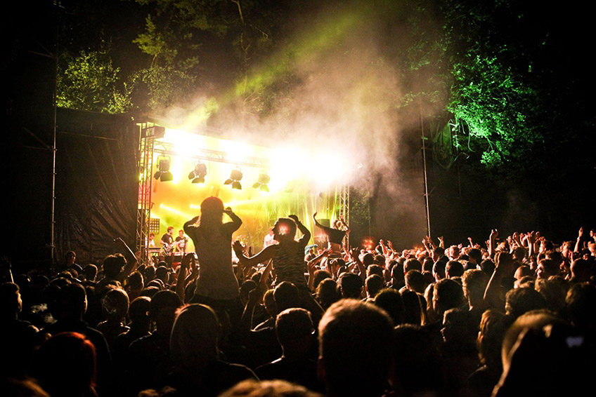 Line up zum 46. Stemweder Open Air Festival   Freitag, 19. August  Waldb&uuml;hne  16:30 Uhr: Vinta - Indie / Rock 18:00 Uhr: Grindhouse (AUS) &ndash; Rock&rsquo;n&lsquo;Roll 19:45 Uhr: Disarstar &ndash; Deutsch-Rap 21:30 Uhr: Slot noch frei 23:15 Uhr: Phoenix aus der Klapse &ndash; Hip Hop / Rock / Punk 01:00 Uhr: Excrementory Grindfuckers - Grindcore   Wiesenb&uuml;hne  17:15 Uhr: Threepwood 'N Strings &ndash; Indie Folk 19:00 Uhr: Band ohne Anspruch &ndash; Fun-Punk / Rock 20:45 Uhr: Tribe Friday (SWE) &ndash; Swedish Bubble Gum Emo 22:30 Uhr: Treptow - Rock 00:15 Uhr: Black Stains &ndash; Progressive Metal   Samstag, 20. August  Waldb&uuml;hne  13:00 Uhr: Fluppe &ndash; Indie / Emo 14:30 Uhr: My Little White Rabbit &ndash; Garage-Rock 16:15 Uhr: Hathors (CH) &ndash; Noise-Rock / Grunge / Alternative 18:00 Uhr: Powder for Pigeons (AUS/D) - Rock 19:45 Uhr: Primetime Failure &ndash; Melodic-Punk / Skatecore 21:30 Uhr: Tequila And The Sunrise Gang - Ska 23:15 Uhr: Mal &Eacute;lev&eacute; &ndash; Reggae / Dancehall / Ska / Hip Hop 01:00 Uhr: Moscow Death Brigade (RUS) &ndash; Rap-Core      Wiesenb&uuml;hne  13:45 Uhr: Logpod Mangartom &ndash; Rock / Funk 15:30 Uhr: Betrayers of Babylon &ndash; Global Pop & Reggae 17:15 Uhr: Thee Plastic Eaters &ndash; Punk 19:00 Uhr: Go Go Gazelle &ndash; Indiepunkrock 20:45 Uhr: Lunauten - Rock 22:30 Uhr: Rovar &ndash; Rock 00:15 Uhr: Aeries &ndash; Progressive Metal   Freitag, 19. August  Waldb&uuml;hne   16:30 Uhr: Vinta - Indie / Rock  Denkm&auml;ler und Tr&uuml;mmer in Krach und Harmonie. VINTA bedeutet Energie. Lust und Rausch, Liebe und Wut, Gl&uuml;ck und Schmerz &ndash; Musik zum Zuh&ouml;ren und Zuschlagen, gepaart mit einer intensiven Licht- und Nebelshow, die wie Benzin auf Feuer wirkt. Schwei&szlig;, ein dr&ouml;hnender Kopf, aber vor allem ein Gef&uuml;hl von befreiter Entladung sind die bleibenden Sch&auml;den nach der VINTA-Show.    18:00 Uhr: Grindhouse (AUS) &ndash; Rock&rsquo;n&lsquo;Roll  Die Garage RocknRoller Grindhouse gr&uuml;ndeten sich 2014 in Melbourne, Australien. Schwer beeinflusst von Bands wie &bdquo;The Saints&ldquo; und &bdquo;Radio Birdman&ldquo; spielen die Australier ihren eigenen Proto Punk Sound. Heftig, ein bisschen Panne und schnell. Seither gibt es vier Alben auf ihrem Konto. 2022 greifen die Australier erneut an.    19:45 Uhr: Disarstar &ndash; Deutsch-Rap  Es ist die soziale Frage, der sich der Rapper Disarstar annimmt. Anschauungsmaterial f&uuml;r seine klassenbewussten Texte findet er nicht zuletzt direkt in der eigenen Nachbarschaft auf St. Pauli. Der in Hamburg aufgewachsene Rapper ist zu einer der wichtigsten aktuellen Deutschrap-Stimmen geworden. Mit Worten gelingt es Disarstar krasse Bilder zu entwerfen, die zu gleichen Teilen plakativ und auf den Punkt in der Beobachtung soziokultureller Schr&auml;glagen sind.   21:30 Uhr: Slot noch frei  Wird neu belegt da die urspr&uuml;ngliche Band ihre Tour abgesagt hat   23:15 Uhr: Phoenix aus der Klapse &ndash; Hip Hop / Rock / Punk  FERRIS und SWISS sind: PHOENIX AUS DER KLAPSE. Rotziger Hymnen von der Stra&szlig;e und aus dem Leben, die bestens in die Zeit passen.   &Uuml;ber 20 Jahre ist es her, dass FERRIS MC nach Hamburg zog. W&auml;hrend die ersten Jahre seiner Karriere voll und ganz im Zeichen des Hip Hops standen, war die zweite Dekade vor allem von der Electro-Formation DEICHKIND gepr&auml;gt, deren festes Mitglied er von 2008 bis 2018 war. Nun l&auml;utete FERRIS (ohne das &bdquo;MC&ldquo;) seine Rock-&Auml;ra ein.  SWISS ist S&auml;nger, Rapper, Texter aus dem Hamburger Schanzenviertel. Mit der Band SWISS & DIE ANDERN ver&ouml;ffentlichte er 2015 das wegweisende Albumdeb&uuml;t &bdquo;Gro&szlig;e Freiheit&ldquo; und inzwischen etliche Nachfolger. Der Sound gleicht einem musikalischen Stra&szlig;enkampf: laut, dreckig und wutgeladen.    01:00 Uhr: Excrementory Grindfuckers - Grindcore  Die EXCREMENTORY GRINDFUCKERS sind die uneingeladenen G&auml;ste, die auf jeder Party alles wegsaufen. Die f&uuml;nf Grindcore-Trottel aus Hannover haben es sich zur Aufgabe gemacht, die Grenzen des schlechten Geschmacks neu zu definieren, was sie seit mehr als 20 Jahren und mittlerweile acht in Eigenproduktion erstellten Tontr&auml;gern erfolgreich tun. Ihr Ziel: Die ach so ernste Metalszene komplett zu verhorsten. Mit einem Sound zwischen Hans Zimmer, Schlager, und platzender Luftpolsterfolie verschleiern sie Anspruch und Ambition geschickt hinter einer albernen Maske der Verbl&ouml;dung.    Wiesenb&uuml;hne   17:15 Uhr: Threepwood 'N Strings &ndash; Indie Folk  Treibend zwischen Folk, Indie und Country kreieren Threewood N&rsquo; Strings zeitlose Melodien fernab von Plastik-Pop &ndash; sowohl charmant als auch rau, immer ehrlich, immer dem facettenreichen Charakter der Band treu.   19:00 Uhr: Band ohne Anspruch &ndash; Fun-Punk / Rock  Band ohne Anspruch, das ist Fun, Punk und Rock der ber&uuml;hrt und unter die Haut geht - mal emotional, meist lustig, manchmal aber auch als Fleischerhaken. Ber&uuml;hrend, jedoch nie langweilig, bringen die vier Musiker jede B&uuml;hne zum Beben. Ganz egal ob in kleinen Clubs oder auf der ganz gro&szlig;en Festivalb&uuml;hne, die &bdquo;Band ohne Anspruch&ldquo; f&uuml;hlt sich &uuml;berall zu Hause.   20:45 Uhr: Tribe Friday (SWE) &ndash; Swedish Bubble Gum Emo  Aus den W&auml;ldern Nordschwedens bringt eine Gruppe von vier Gitarren-Slinging-Kids frisches Blut in den tanzbaren Indie-Rock, der seit einem Jahrzehnt verd&auml;chtig leise ist. Willkommen zur&uuml;ck, kaltbl&uuml;tige Killer Hooks. Es ist zu lange her. Trotz der schwierigen Themen, die weit &uuml;ber die Jahre der Bandmitglieder hinausgehen (H&auml;nde hoch f&uuml;r Tod, Sex, Liebe und Selbstverletzung), durchdringt frenetische Energie den Sound der Band und eine warme melodische Umarmung wirkt dem emotionalen Schlag entgegen.   22:30 Uhr: Treptow - Rock  &raquo;Hallo, wir sind Treptow&laquo;, hei&szlig;t es laut und trocken ins Mikrofon, bevor Sekunden sp&auml;ter groovend-knallende Drums und krachende E-Gitarren-Riffs von der B&uuml;hne donnern. Dabei liefern Treptow einen dr&uuml;ckenden, internationalen Sound, den man hierzulande so von einem Duo noch nicht geh&ouml;rt hat, und das mit deutschen Texten, die es mit Bestsellern aufnehmen k&ouml;nnen.       00:15 Uhr: Black Stains &ndash; Progressive Metal  Die 3-k&ouml;pfige Progressive Metal Band Black Stains kommt aus Hamburg. Deutschland ist inspiriert von K&uuml;nstlern wie Wage War, Northlane, Nothing More oder The Intersphere. Spezialisiert auf melancholische, k&auml;mpferische und entschlossene Hooks verk&ouml;rpern Black Stains zugleich progressive Stoner Elemente mit bebenden, pulsierenden Hardcore-lastigen Breakdowns. Die ungebrochene Leidenschaft zu moshpit startenden Riffs und himmlischen Hymnen besteht bei jedem der drei Musiker.    Samstag, 20. August  Waldb&uuml;hne   13:00 Uhr: Fluppe &ndash; Indie / Emo  Fluppe stammen aus Hamburg und sind eine der seltenen Bands, bei denen man nicht sofort die &bdquo;Klingt wie&ldquo;-Karten spielen kann. Verglichen wird man gerne mit Turbostaat, was grob in die Richtung geht, aber musikalisch kommen einem eher diese r&auml;udig-poetischen Post-Punk-Bands wie Do Nothing, Shame, Protomartyr oder auch Idles in den Sinn. Wobei Fluppe dann doch &ouml;fter als die genannten auf die melodieseligen Gitarren-Momente setzen. Die &bdquo;gute alte Hamburger Schule&ldquo;?    14:30 Uhr: My Little White Rabbit &ndash; Garage-Rock  Das Quintett um Front-S&auml;ngerin Rike Pfeiffer hat &ndash; allen Kultur-Shutdowns zum Trotz &ndash; 2020 genutzt, um in den Schalltona Studios in Hamburg ihr zweites Album zu produzieren. &bdquo;Lowest Heights&ldquo; deckt nicht nur musikalisch die Bandbreite des Garage-Rock-Genres ab, sondern &uuml;bt vor allem auch textlich auf vielschichtige Art und Weise Gesellschaftskritik. Hier gibt es Garagepunk-Songs sowie surreale Psychedelic-Nummern oder Ausfl&uuml;ge in Synthypop-Gefilde. Feministischer Garage-Pop/Rock mit dem die Bands ihr Statement setzt.   16:15 Uhr: Hathors (CH) &ndash; Noise-Rock / Grunge / Alternative  Debut 2011. Vier Alben. International auf Tour, Deutschland, England, USA&hellip;. Ja, Neustart!!! Denn das sind HATHORS 2022! Ein Neuanfang, der sich derma&szlig;en frisch und ungebändigt, wild und ungestüm anhört, dass es ein Debut sein könnte und irgendwie auch ist. Eine neue Band, die ohne gro&szlig;e Pläne ihre Liebe, Wut und Abenteuerlust auf Band gebracht hat. Marc Bouffè ist weiterhin Gitarrist und Sänger, aber sonst hat man mit den alten HATHORS so viel zu tun, wie Windows 10 mit C64. Wie Motörhead mit Hawkwind oder wie die Foo Fighters mit Nirvana. Die zwei anderen Mitglieder sind Dominique Destraz, der auch an den Drums von DEATH OF A CHEERLEADER sitzt und der Bassist Thorsten Polomski, den man von der Limburger Hardcore Band BUBONIX kennt.        18:00 Uhr: Powder for Pigeons (AUS/D) - Rock  Inspiriert von Bands wie Helmet, Rage Against The Machine, Faith No More, NIN und Primus, bietet das Power-Duo eine unerbittlich energiegeladene, schwei&szlig;treibende und gut gemachte Wall-of-Rock-Performance. Dabei sorgen fette Gesangsmelodien, heruntergestimmte Gitarren &uuml;ber drei Verst&auml;rker und kraftvolle Schlagzeugrhythmen f&uuml;r eine unverwechselbare Klangwand. Nicht selten haben &ndash; laut Rock Hard (!) &ndash; diese breiten Klanglandschaften und spontanen &Uuml;berg&auml;nge zum vollen Klangangriff den Sound und die Pr&auml;senz einer 5-Mann-Band.    19:45 Uhr: Primetime Failure &ndash; Melodic-Punk / Skatecore  Ihren Sound kann man einfach in keine Schublade stecken... naja, wobei... ach verdammt, na gut: Primetime Failure spielen genau die Art von Skate Punk, mit der eine ganze Generation aufgewachsen ist! Erinnerst Du Dich daran, wie Du damals Dein "Mons Tour" Longsleeve von NOFX gekauft hast? Oder an den Tag, an dem Du die ganzen Fat-Wreck-Burning-Heart Songs das erste Mal auf dem Mixtape Deines Bruders h&ouml;rtest? Erinnerst Du Dich an die ganzen Knochenbr&uuml;che bei Deinen ersten Skateboard-Versuchen? Erinnerst Du Dich an die Tage, als Du dachtest, dass es f&uuml;r immer so sein w&uuml;rde? Wenn es jemals einen Slapstick-Film &uuml;ber Deine jugendliche Unbeschwertheit in den 90ern geben w&uuml;rde, dann w&uuml;rden Primetime Failure den perfekten Soundtrack dazu schreiben!    21:30 Uhr: Tequila And The Sunrise Gang - Ska  Wer in Schubladen denkt hat es bei Tequila & the Sunrise Gang wirklich nicht leicht. Die breite Instrumentierung inkl. dreik&ouml;pfiger Bl&auml;sersektion erm&ouml;glicht den sechs Kielern eine Dynamik wie kaum einer anderen Band. Die fliegenden Wechsel zwischen treibendem Ska-Punk-Offbeat und hymnenhaften Sing-A-Long-Refrains verlaufen nahezu spielend und die unz&auml;hligen Hook-Linies bohren sich tief ins Ohr, um sich da f&uuml;r lange Zeit einzunisten. Wer also auf tanzbarsten Ska mit klarer Attit&uuml;de und ordentlich Ohrwurmcharakter steht, ist hier genau richtig. Fans von Mad Caddies, Manu Chao, Rancid oder Less Than Jake werden hier von der ersten Sekunde an durchgesch&uuml;ttelt und bis zum Ende nicht mehr losgelassen.   23:15 Uhr: Mal &Eacute;lev&eacute; &ndash; Reggae / Dancehall / Ska / Hip Hop  Der Ex-Fronts&auml;nger von Irie R&eacute;volt&eacute;s solo mit eigener Band &ndash; hier gibt es eine Mischung aus Dancehall, Reggae, Ska und Rap mit Kampfansage f&uuml;r eine Welt ohne Grenzen, Rassismus und Ausbeutung. Mal &Eacute;lev&eacute; hat sein erstes Solo-Album &bdquo;R&eacute;sistance mondiale&ldquo; herausgebracht, das es auf Anhieb auf Platz 15 der deutschen Album Charts geschafft hat. Und nun m&uuml;ssen die Songs auf die B&uuml;hne. Nachdem er mit seiner ehemaligen Band Irie R&eacute;volt&eacute;s &uuml;ber 500 Konzerte in mehr als 25 L&auml;ndern gespielt und die gr&ouml;&szlig;ten Festivals auf den Kopf gestellt hat, bricht er 2022 mit neuer Live-Band auf, die &bdquo;R&eacute;sistance&ldquo; zu starten.   01:00 Uhr: Moscow Death Brigade (RUS) &ndash; Rap-Core  Sie sind eine &bdquo;Circle-Pit-HipHop-Band&ldquo; aus Russland. Seit 2007 stehen sie f&uuml;r einen aggressiven Mix aus Punk/Hardcore und Rap-Musik mit politischen Texten. Sie k&ouml;nnen schon seit Jahren nicht mehr in Russland auftreten und bleiben auch auf Tour maskiert. Seit ein paar Wochen hat sich die Situation deutlich versch&auml;rft: Putins Krieg in der Ukraine trifft auch die Meinungs- und Kunstfreiheit in Russland. Zensur, Verbote und &Uuml;berwachung nehmen zu. Die Band hatte schon immer eine klare Anti-Kriegs- und Anti-Gewalt-Haltung, daran hat sich nichts ge&auml;ndert: &bdquo;Ja, wir m&uuml;ssen generell in Russland in diesen Tagen vorsichtiger sein. Wir glauben einfach, dass es eine grundmenschliche Selbstverst&auml;ndlichkeit ist, sich gegen Diskriminierung und Krieg zu stellen. Nichts rechtfertigt es, unschuldige Menschen anzugreifen. Aber obwohl wir hier nicht auftreten k&ouml;nnen, ist unsere Musik immer noch online weit verbreitet. Und zum Gl&uuml;ck, so hoffe ich jedenfalls, ist unsere Anti-Kriegs-Message in Europa immer noch sehr willkommen.&ldquo;    Wiesenb&uuml;hne   13:45 Uhr: Logpod Mangartom &ndash; Rock / Funk  In den Songs geht es um Leidenschaft, Lebenslust, Liebe, aber auch um die andere Seite des Lebens! Knallharte Gitarrenriffs, die richtig in den Nacken gehen, aber auch tiefgr&uuml;ndige Sounds, groovige Rhythmen und Momente, wo sich die Haare hochstellen.   15:30 Uhr: Betrayers of Babylon &ndash; Global Pop & Reggae  Mit purer Energie, unglaublicher Spielfreude, Optimismus und einer Schippe Ironie liefern die Betrayers of Babylon das Gegenmittel zur Volkskrankheit der schlechten Laune. Songs &uuml;ber Dinge, denen wohl noch nie ein Lied gewidmet wurde, ein Bekenntnis zur Weltoffenheit in Musik und Text, dazu experimentierfreudige Crossover: Offbeats als Hauptwirkstoff, mit allem gepanscht, was den Gl&uuml;ckshormon-Spiegel noch so tanzen l&auml;sst. Fertig ist das musikalische Antidepressivum.   17:15 Uhr: Thee Plastic Eaters &ndash; Punk  Solide und direkt auf den Punkt. Ohne Schn&ouml;rkel und sch&ouml;n auf die Fresse mit &uuml;berwiegend hoher bis sehr hoher Geschwindigkeit frei nach dem Motto: Schneller, Lauter, H&auml;rter! Sehr eing&auml;ngiges und w&uuml;tend-rotziges Gebr&uuml;ll, schnelle Gitarren, druckvolle Bassline und Boston-Hardcore-Beat an den Drums. Leicht beeinflusst von Bands wie Poison Idea, Hammerhead, Slapshot, Minor Threat, DOA etc., haben sie ihren ganz eigenen Stil entwickelt mit dem Ziel: Kein Weg ist zu weit, keine B&uuml;hne zu gro&szlig; oder zu klein.  19:00 Uhr: Go Go Gazelle &ndash; Indiepunkrock 2020 legen sie ihren ersten Longplayer &bdquo;Flaschenpost an morgen" vor. Deses geizt nicht mit gut ausgearbeiteten, griffigen Melodien. Ihren musikalischen Punkrock-Wurzeln mischt die Band gezielt Folk-Einfl&uuml;sse bei. Charmant-selbstironisches Understatement trifft auf Gesellschaftskritik: &bdquo;Das ist nicht New York City und wir sind nicht die Talking Heads&ldquo;. Was sie aber sind: umtriebig. Und so wird man Go Go Gazelle auch wieder in jeder Menge Clubs und auf Festivals begegnen. Jetzt in Stemwede.    20:45 Uhr: Lunauten - Rock  Wer bei dieser sich als Mondfahrer betitelnden Band an sph&auml;rische Synthie-Kl&auml;nge und Elektro-Sounds denkt, greift mit dieser Vermutung so richtig daneben. Ganz im Gegenteil wagt das aus den Provinzen Ostwestfalens stammende Trio, bestehend aus Alexander Niessig (Gesang/Gitarre), Tobias Wittenbreder (Bass) und Marc Wurzel (Schlagzeug), mit seinem innovativen deutschsprachigen Alternative-Rock den Blick &uuml;ber den Tellerrand.   22:30 Uhr: Rovar &ndash; Rock  ROVAR aus M&uuml;nster spielen energiegeladenen, straighten Riff-Rock mit bluesigen Einfl&uuml;ssen, den man am besten live genie&szlig;t. Die 70er Vibes sind nicht zu &uuml;berh&ouml;ren und doch sind die Songs des jungen Trios modern und frisch. Wer auf ehrliche, handgemachte Rockmusik steht und auch mal wieder Bock hat, eine Band auf der B&uuml;hne mit Herzblut Musik machen zu sehen, der sollte die Jungs von ROVAR mal gr&uuml;ndlich abchecken!   00:15 Uhr: Aeries &ndash; Progressive Metal  Der hoch talentierten Frontfrau Laura Kiddo gelingt es, stimmliche Stile zwischen Jazz, Soul und Death Metal auf einzigartige Weise miteinander in Einklang zu bringen. Kombiniert mit den Groove-geladenen Riffs und einer dynamischen Rhythmusabteilung, entsteht feinster moderner Progressive Metal. Mit ihrer k&uuml;rzlich abgeschlossenen Tour als Support f&uuml;r JINJER, hat die aus K&ouml;ln stammende Progressive Metal-Band &AElig;RIES ein klares Statement gesetzt. &AElig;RIES geh&ouml;ren nicht nur zu den wenigen Bands, denen es gelungen ist, eine erfolgreiche Tour inmitten der Covid-19 Pandemie zu meistern, sie haben au&szlig;erdem bewiesen, dass sie ihren Platz als eine neue aufstrebende Progressive Metal-Band mehr als verdient haben.