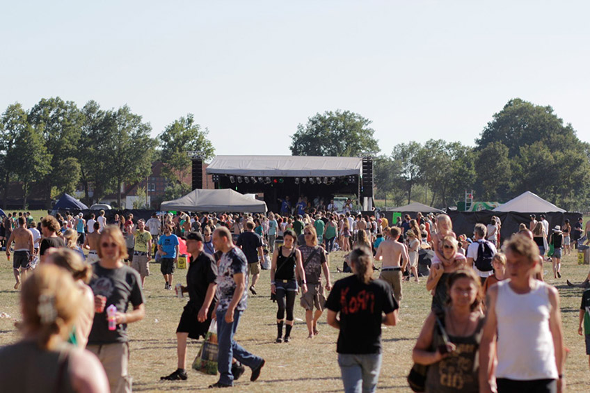 Line up zum 46. Stemweder Open Air Festival   Freitag, 19. August  Waldb&uuml;hne  16:30 Uhr: Vinta - Indie / Rock 18:00 Uhr: Grindhouse (AUS) &ndash; Rock&rsquo;n&lsquo;Roll 19:45 Uhr: Disarstar &ndash; Deutsch-Rap 21:30 Uhr: Slot noch frei 23:15 Uhr: Phoenix aus der Klapse &ndash; Hip Hop / Rock / Punk 01:00 Uhr: Excrementory Grindfuckers - Grindcore   Wiesenb&uuml;hne  17:15 Uhr: Threepwood 'N Strings &ndash; Indie Folk 19:00 Uhr: Band ohne Anspruch &ndash; Fun-Punk / Rock 20:45 Uhr: Tribe Friday (SWE) &ndash; Swedish Bubble Gum Emo 22:30 Uhr: Treptow - Rock 00:15 Uhr: Black Stains &ndash; Progressive Metal   Samstag, 20. August  Waldb&uuml;hne  13:00 Uhr: Fluppe &ndash; Indie / Emo 14:30 Uhr: My Little White Rabbit &ndash; Garage-Rock 16:15 Uhr: Hathors (CH) &ndash; Noise-Rock / Grunge / Alternative 18:00 Uhr: Powder for Pigeons (AUS/D) - Rock 19:45 Uhr: Primetime Failure &ndash; Melodic-Punk / Skatecore 21:30 Uhr: Tequila And The Sunrise Gang - Ska 23:15 Uhr: Mal &Eacute;lev&eacute; &ndash; Reggae / Dancehall / Ska / Hip Hop 01:00 Uhr: Moscow Death Brigade (RUS) &ndash; Rap-Core      Wiesenb&uuml;hne  13:45 Uhr: Logpod Mangartom &ndash; Rock / Funk 15:30 Uhr: Betrayers of Babylon &ndash; Global Pop & Reggae 17:15 Uhr: Thee Plastic Eaters &ndash; Punk 19:00 Uhr: Go Go Gazelle &ndash; Indiepunkrock 20:45 Uhr: Lunauten - Rock 22:30 Uhr: Rovar &ndash; Rock 00:15 Uhr: Aeries &ndash; Progressive Metal   Freitag, 19. August  Waldb&uuml;hne   16:30 Uhr: Vinta - Indie / Rock  Denkm&auml;ler und Tr&uuml;mmer in Krach und Harmonie. VINTA bedeutet Energie. Lust und Rausch, Liebe und Wut, Gl&uuml;ck und Schmerz &ndash; Musik zum Zuh&ouml;ren und Zuschlagen, gepaart mit einer intensiven Licht- und Nebelshow, die wie Benzin auf Feuer wirkt. Schwei&szlig;, ein dr&ouml;hnender Kopf, aber vor allem ein Gef&uuml;hl von befreiter Entladung sind die bleibenden Sch&auml;den nach der VINTA-Show.    18:00 Uhr: Grindhouse (AUS) &ndash; Rock&rsquo;n&lsquo;Roll  Die Garage RocknRoller Grindhouse gr&uuml;ndeten sich 2014 in Melbourne, Australien. Schwer beeinflusst von Bands wie &bdquo;The Saints&ldquo; und &bdquo;Radio Birdman&ldquo; spielen die Australier ihren eigenen Proto Punk Sound. Heftig, ein bisschen Panne und schnell. Seither gibt es vier Alben auf ihrem Konto. 2022 greifen die Australier erneut an.    19:45 Uhr: Disarstar &ndash; Deutsch-Rap  Es ist die soziale Frage, der sich der Rapper Disarstar annimmt. Anschauungsmaterial f&uuml;r seine klassenbewussten Texte findet er nicht zuletzt direkt in der eigenen Nachbarschaft auf St. Pauli. Der in Hamburg aufgewachsene Rapper ist zu einer der wichtigsten aktuellen Deutschrap-Stimmen geworden. Mit Worten gelingt es Disarstar krasse Bilder zu entwerfen, die zu gleichen Teilen plakativ und auf den Punkt in der Beobachtung soziokultureller Schr&auml;glagen sind.   21:30 Uhr: Slot noch frei  Wird neu belegt da die urspr&uuml;ngliche Band ihre Tour abgesagt hat   23:15 Uhr: Phoenix aus der Klapse &ndash; Hip Hop / Rock / Punk  FERRIS und SWISS sind: PHOENIX AUS DER KLAPSE. Rotziger Hymnen von der Stra&szlig;e und aus dem Leben, die bestens in die Zeit passen.   &Uuml;ber 20 Jahre ist es her, dass FERRIS MC nach Hamburg zog. W&auml;hrend die ersten Jahre seiner Karriere voll und ganz im Zeichen des Hip Hops standen, war die zweite Dekade vor allem von der Electro-Formation DEICHKIND gepr&auml;gt, deren festes Mitglied er von 2008 bis 2018 war. Nun l&auml;utete FERRIS (ohne das &bdquo;MC&ldquo;) seine Rock-&Auml;ra ein.  SWISS ist S&auml;nger, Rapper, Texter aus dem Hamburger Schanzenviertel. Mit der Band SWISS & DIE ANDERN ver&ouml;ffentlichte er 2015 das wegweisende Albumdeb&uuml;t &bdquo;Gro&szlig;e Freiheit&ldquo; und inzwischen etliche Nachfolger. Der Sound gleicht einem musikalischen Stra&szlig;enkampf: laut, dreckig und wutgeladen.    01:00 Uhr: Excrementory Grindfuckers - Grindcore  Die EXCREMENTORY GRINDFUCKERS sind die uneingeladenen G&auml;ste, die auf jeder Party alles wegsaufen. Die f&uuml;nf Grindcore-Trottel aus Hannover haben es sich zur Aufgabe gemacht, die Grenzen des schlechten Geschmacks neu zu definieren, was sie seit mehr als 20 Jahren und mittlerweile acht in Eigenproduktion erstellten Tontr&auml;gern erfolgreich tun. Ihr Ziel: Die ach so ernste Metalszene komplett zu verhorsten. Mit einem Sound zwischen Hans Zimmer, Schlager, und platzender Luftpolsterfolie verschleiern sie Anspruch und Ambition geschickt hinter einer albernen Maske der Verbl&ouml;dung.    Wiesenb&uuml;hne   17:15 Uhr: Threepwood 'N Strings &ndash; Indie Folk  Treibend zwischen Folk, Indie und Country kreieren Threewood N&rsquo; Strings zeitlose Melodien fernab von Plastik-Pop &ndash; sowohl charmant als auch rau, immer ehrlich, immer dem facettenreichen Charakter der Band treu.   19:00 Uhr: Band ohne Anspruch &ndash; Fun-Punk / Rock  Band ohne Anspruch, das ist Fun, Punk und Rock der ber&uuml;hrt und unter die Haut geht - mal emotional, meist lustig, manchmal aber auch als Fleischerhaken. Ber&uuml;hrend, jedoch nie langweilig, bringen die vier Musiker jede B&uuml;hne zum Beben. Ganz egal ob in kleinen Clubs oder auf der ganz gro&szlig;en Festivalb&uuml;hne, die &bdquo;Band ohne Anspruch&ldquo; f&uuml;hlt sich &uuml;berall zu Hause.   20:45 Uhr: Tribe Friday (SWE) &ndash; Swedish Bubble Gum Emo  Aus den W&auml;ldern Nordschwedens bringt eine Gruppe von vier Gitarren-Slinging-Kids frisches Blut in den tanzbaren Indie-Rock, der seit einem Jahrzehnt verd&auml;chtig leise ist. Willkommen zur&uuml;ck, kaltbl&uuml;tige Killer Hooks. Es ist zu lange her. Trotz der schwierigen Themen, die weit &uuml;ber die Jahre der Bandmitglieder hinausgehen (H&auml;nde hoch f&uuml;r Tod, Sex, Liebe und Selbstverletzung), durchdringt frenetische Energie den Sound der Band und eine warme melodische Umarmung wirkt dem emotionalen Schlag entgegen.   22:30 Uhr: Treptow - Rock  &raquo;Hallo, wir sind Treptow&laquo;, hei&szlig;t es laut und trocken ins Mikrofon, bevor Sekunden sp&auml;ter groovend-knallende Drums und krachende E-Gitarren-Riffs von der B&uuml;hne donnern. Dabei liefern Treptow einen dr&uuml;ckenden, internationalen Sound, den man hierzulande so von einem Duo noch nicht geh&ouml;rt hat, und das mit deutschen Texten, die es mit Bestsellern aufnehmen k&ouml;nnen.       00:15 Uhr: Black Stains &ndash; Progressive Metal  Die 3-k&ouml;pfige Progressive Metal Band Black Stains kommt aus Hamburg. Deutschland ist inspiriert von K&uuml;nstlern wie Wage War, Northlane, Nothing More oder The Intersphere. Spezialisiert auf melancholische, k&auml;mpferische und entschlossene Hooks verk&ouml;rpern Black Stains zugleich progressive Stoner Elemente mit bebenden, pulsierenden Hardcore-lastigen Breakdowns. Die ungebrochene Leidenschaft zu moshpit startenden Riffs und himmlischen Hymnen besteht bei jedem der drei Musiker.    Samstag, 20. August  Waldb&uuml;hne   13:00 Uhr: Fluppe &ndash; Indie / Emo  Fluppe stammen aus Hamburg und sind eine der seltenen Bands, bei denen man nicht sofort die &bdquo;Klingt wie&ldquo;-Karten spielen kann. Verglichen wird man gerne mit Turbostaat, was grob in die Richtung geht, aber musikalisch kommen einem eher diese r&auml;udig-poetischen Post-Punk-Bands wie Do Nothing, Shame, Protomartyr oder auch Idles in den Sinn. Wobei Fluppe dann doch &ouml;fter als die genannten auf die melodieseligen Gitarren-Momente setzen. Die &bdquo;gute alte Hamburger Schule&ldquo;?    14:30 Uhr: My Little White Rabbit &ndash; Garage-Rock  Das Quintett um Front-S&auml;ngerin Rike Pfeiffer hat &ndash; allen Kultur-Shutdowns zum Trotz &ndash; 2020 genutzt, um in den Schalltona Studios in Hamburg ihr zweites Album zu produzieren. &bdquo;Lowest Heights&ldquo; deckt nicht nur musikalisch die Bandbreite des Garage-Rock-Genres ab, sondern &uuml;bt vor allem auch textlich auf vielschichtige Art und Weise Gesellschaftskritik. Hier gibt es Garagepunk-Songs sowie surreale Psychedelic-Nummern oder Ausfl&uuml;ge in Synthypop-Gefilde. Feministischer Garage-Pop/Rock mit dem die Bands ihr Statement setzt.   16:15 Uhr: Hathors (CH) &ndash; Noise-Rock / Grunge / Alternative  Debut 2011. Vier Alben. International auf Tour, Deutschland, England, USA&hellip;. Ja, Neustart!!! Denn das sind HATHORS 2022! Ein Neuanfang, der sich derma&szlig;en frisch und ungebändigt, wild und ungestüm anhört, dass es ein Debut sein könnte und irgendwie auch ist. Eine neue Band, die ohne gro&szlig;e Pläne ihre Liebe, Wut und Abenteuerlust auf Band gebracht hat. Marc Bouffè ist weiterhin Gitarrist und Sänger, aber sonst hat man mit den alten HATHORS so viel zu tun, wie Windows 10 mit C64. Wie Motörhead mit Hawkwind oder wie die Foo Fighters mit Nirvana. Die zwei anderen Mitglieder sind Dominique Destraz, der auch an den Drums von DEATH OF A CHEERLEADER sitzt und der Bassist Thorsten Polomski, den man von der Limburger Hardcore Band BUBONIX kennt.        18:00 Uhr: Powder for Pigeons (AUS/D) - Rock  Inspiriert von Bands wie Helmet, Rage Against The Machine, Faith No More, NIN und Primus, bietet das Power-Duo eine unerbittlich energiegeladene, schwei&szlig;treibende und gut gemachte Wall-of-Rock-Performance. Dabei sorgen fette Gesangsmelodien, heruntergestimmte Gitarren &uuml;ber drei Verst&auml;rker und kraftvolle Schlagzeugrhythmen f&uuml;r eine unverwechselbare Klangwand. Nicht selten haben &ndash; laut Rock Hard (!) &ndash; diese breiten Klanglandschaften und spontanen &Uuml;berg&auml;nge zum vollen Klangangriff den Sound und die Pr&auml;senz einer 5-Mann-Band.    19:45 Uhr: Primetime Failure &ndash; Melodic-Punk / Skatecore  Ihren Sound kann man einfach in keine Schublade stecken... naja, wobei... ach verdammt, na gut: Primetime Failure spielen genau die Art von Skate Punk, mit der eine ganze Generation aufgewachsen ist! Erinnerst Du Dich daran, wie Du damals Dein "Mons Tour" Longsleeve von NOFX gekauft hast? Oder an den Tag, an dem Du die ganzen Fat-Wreck-Burning-Heart Songs das erste Mal auf dem Mixtape Deines Bruders h&ouml;rtest? Erinnerst Du Dich an die ganzen Knochenbr&uuml;che bei Deinen ersten Skateboard-Versuchen? Erinnerst Du Dich an die Tage, als Du dachtest, dass es f&uuml;r immer so sein w&uuml;rde? Wenn es jemals einen Slapstick-Film &uuml;ber Deine jugendliche Unbeschwertheit in den 90ern geben w&uuml;rde, dann w&uuml;rden Primetime Failure den perfekten Soundtrack dazu schreiben!    21:30 Uhr: Tequila And The Sunrise Gang - Ska  Wer in Schubladen denkt hat es bei Tequila & the Sunrise Gang wirklich nicht leicht. Die breite Instrumentierung inkl. dreik&ouml;pfiger Bl&auml;sersektion erm&ouml;glicht den sechs Kielern eine Dynamik wie kaum einer anderen Band. Die fliegenden Wechsel zwischen treibendem Ska-Punk-Offbeat und hymnenhaften Sing-A-Long-Refrains verlaufen nahezu spielend und die unz&auml;hligen Hook-Linies bohren sich tief ins Ohr, um sich da f&uuml;r lange Zeit einzunisten. Wer also auf tanzbarsten Ska mit klarer Attit&uuml;de und ordentlich Ohrwurmcharakter steht, ist hier genau richtig. Fans von Mad Caddies, Manu Chao, Rancid oder Less Than Jake werden hier von der ersten Sekunde an durchgesch&uuml;ttelt und bis zum Ende nicht mehr losgelassen.   23:15 Uhr: Mal &Eacute;lev&eacute; &ndash; Reggae / Dancehall / Ska / Hip Hop  Der Ex-Fronts&auml;nger von Irie R&eacute;volt&eacute;s solo mit eigener Band &ndash; hier gibt es eine Mischung aus Dancehall, Reggae, Ska und Rap mit Kampfansage f&uuml;r eine Welt ohne Grenzen, Rassismus und Ausbeutung. Mal &Eacute;lev&eacute; hat sein erstes Solo-Album &bdquo;R&eacute;sistance mondiale&ldquo; herausgebracht, das es auf Anhieb auf Platz 15 der deutschen Album Charts geschafft hat. Und nun m&uuml;ssen die Songs auf die B&uuml;hne. Nachdem er mit seiner ehemaligen Band Irie R&eacute;volt&eacute;s &uuml;ber 500 Konzerte in mehr als 25 L&auml;ndern gespielt und die gr&ouml;&szlig;ten Festivals auf den Kopf gestellt hat, bricht er 2022 mit neuer Live-Band auf, die &bdquo;R&eacute;sistance&ldquo; zu starten.   01:00 Uhr: Moscow Death Brigade (RUS) &ndash; Rap-Core  Sie sind eine &bdquo;Circle-Pit-HipHop-Band&ldquo; aus Russland. Seit 2007 stehen sie f&uuml;r einen aggressiven Mix aus Punk/Hardcore und Rap-Musik mit politischen Texten. Sie k&ouml;nnen schon seit Jahren nicht mehr in Russland auftreten und bleiben auch auf Tour maskiert. Seit ein paar Wochen hat sich die Situation deutlich versch&auml;rft: Putins Krieg in der Ukraine trifft auch die Meinungs- und Kunstfreiheit in Russland. Zensur, Verbote und &Uuml;berwachung nehmen zu. Die Band hatte schon immer eine klare Anti-Kriegs- und Anti-Gewalt-Haltung, daran hat sich nichts ge&auml;ndert: &bdquo;Ja, wir m&uuml;ssen generell in Russland in diesen Tagen vorsichtiger sein. Wir glauben einfach, dass es eine grundmenschliche Selbstverst&auml;ndlichkeit ist, sich gegen Diskriminierung und Krieg zu stellen. Nichts rechtfertigt es, unschuldige Menschen anzugreifen. Aber obwohl wir hier nicht auftreten k&ouml;nnen, ist unsere Musik immer noch online weit verbreitet. Und zum Gl&uuml;ck, so hoffe ich jedenfalls, ist unsere Anti-Kriegs-Message in Europa immer noch sehr willkommen.&ldquo;    Wiesenb&uuml;hne   13:45 Uhr: Logpod Mangartom &ndash; Rock / Funk  In den Songs geht es um Leidenschaft, Lebenslust, Liebe, aber auch um die andere Seite des Lebens! Knallharte Gitarrenriffs, die richtig in den Nacken gehen, aber auch tiefgr&uuml;ndige Sounds, groovige Rhythmen und Momente, wo sich die Haare hochstellen.   15:30 Uhr: Betrayers of Babylon &ndash; Global Pop & Reggae  Mit purer Energie, unglaublicher Spielfreude, Optimismus und einer Schippe Ironie liefern die Betrayers of Babylon das Gegenmittel zur Volkskrankheit der schlechten Laune. Songs &uuml;ber Dinge, denen wohl noch nie ein Lied gewidmet wurde, ein Bekenntnis zur Weltoffenheit in Musik und Text, dazu experimentierfreudige Crossover: Offbeats als Hauptwirkstoff, mit allem gepanscht, was den Gl&uuml;ckshormon-Spiegel noch so tanzen l&auml;sst. Fertig ist das musikalische Antidepressivum.   17:15 Uhr: Thee Plastic Eaters &ndash; Punk  Solide und direkt auf den Punkt. Ohne Schn&ouml;rkel und sch&ouml;n auf die Fresse mit &uuml;berwiegend hoher bis sehr hoher Geschwindigkeit frei nach dem Motto: Schneller, Lauter, H&auml;rter! Sehr eing&auml;ngiges und w&uuml;tend-rotziges Gebr&uuml;ll, schnelle Gitarren, druckvolle Bassline und Boston-Hardcore-Beat an den Drums. Leicht beeinflusst von Bands wie Poison Idea, Hammerhead, Slapshot, Minor Threat, DOA etc., haben sie ihren ganz eigenen Stil entwickelt mit dem Ziel: Kein Weg ist zu weit, keine B&uuml;hne zu gro&szlig; oder zu klein.  19:00 Uhr: Go Go Gazelle &ndash; Indiepunkrock 2020 legen sie ihren ersten Longplayer &bdquo;Flaschenpost an morgen" vor. Deses geizt nicht mit gut ausgearbeiteten, griffigen Melodien. Ihren musikalischen Punkrock-Wurzeln mischt die Band gezielt Folk-Einfl&uuml;sse bei. Charmant-selbstironisches Understatement trifft auf Gesellschaftskritik: &bdquo;Das ist nicht New York City und wir sind nicht die Talking Heads&ldquo;. Was sie aber sind: umtriebig. Und so wird man Go Go Gazelle auch wieder in jeder Menge Clubs und auf Festivals begegnen. Jetzt in Stemwede.    20:45 Uhr: Lunauten - Rock  Wer bei dieser sich als Mondfahrer betitelnden Band an sph&auml;rische Synthie-Kl&auml;nge und Elektro-Sounds denkt, greift mit dieser Vermutung so richtig daneben. Ganz im Gegenteil wagt das aus den Provinzen Ostwestfalens stammende Trio, bestehend aus Alexander Niessig (Gesang/Gitarre), Tobias Wittenbreder (Bass) und Marc Wurzel (Schlagzeug), mit seinem innovativen deutschsprachigen Alternative-Rock den Blick &uuml;ber den Tellerrand.   22:30 Uhr: Rovar &ndash; Rock  ROVAR aus M&uuml;nster spielen energiegeladenen, straighten Riff-Rock mit bluesigen Einfl&uuml;ssen, den man am besten live genie&szlig;t. Die 70er Vibes sind nicht zu &uuml;berh&ouml;ren und doch sind die Songs des jungen Trios modern und frisch. Wer auf ehrliche, handgemachte Rockmusik steht und auch mal wieder Bock hat, eine Band auf der B&uuml;hne mit Herzblut Musik machen zu sehen, der sollte die Jungs von ROVAR mal gr&uuml;ndlich abchecken!   00:15 Uhr: Aeries &ndash; Progressive Metal  Der hoch talentierten Frontfrau Laura Kiddo gelingt es, stimmliche Stile zwischen Jazz, Soul und Death Metal auf einzigartige Weise miteinander in Einklang zu bringen. Kombiniert mit den Groove-geladenen Riffs und einer dynamischen Rhythmusabteilung, entsteht feinster moderner Progressive Metal. Mit ihrer k&uuml;rzlich abgeschlossenen Tour als Support f&uuml;r JINJER, hat die aus K&ouml;ln stammende Progressive Metal-Band &AElig;RIES ein klares Statement gesetzt. &AElig;RIES geh&ouml;ren nicht nur zu den wenigen Bands, denen es gelungen ist, eine erfolgreiche Tour inmitten der Covid-19 Pandemie zu meistern, sie haben au&szlig;erdem bewiesen, dass sie ihren Platz als eine neue aufstrebende Progressive Metal-Band mehr als verdient haben.