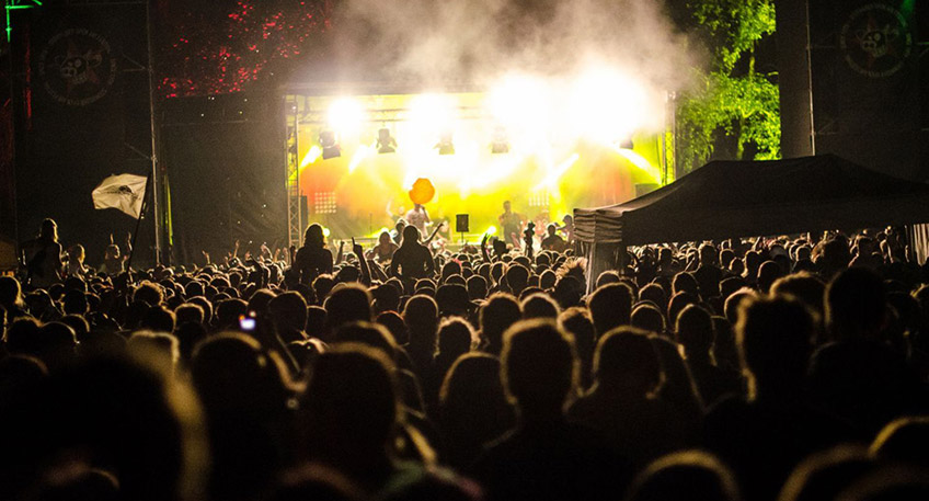 Line up zum 46. Stemweder Open Air Festival   Freitag, 19. August  Waldb&uuml;hne  16:30 Uhr: Vinta - Indie / Rock 18:00 Uhr: Grindhouse (AUS) &ndash; Rock&rsquo;n&lsquo;Roll 19:45 Uhr: Disarstar &ndash; Deutsch-Rap 21:30 Uhr: Slot noch frei 23:15 Uhr: Phoenix aus der Klapse &ndash; Hip Hop / Rock / Punk 01:00 Uhr: Excrementory Grindfuckers - Grindcore   Wiesenb&uuml;hne  17:15 Uhr: Threepwood 'N Strings &ndash; Indie Folk 19:00 Uhr: Band ohne Anspruch &ndash; Fun-Punk / Rock 20:45 Uhr: Tribe Friday (SWE) &ndash; Swedish Bubble Gum Emo 22:30 Uhr: Treptow - Rock 00:15 Uhr: Black Stains &ndash; Progressive Metal   Samstag, 20. August  Waldb&uuml;hne  13:00 Uhr: Fluppe &ndash; Indie / Emo 14:30 Uhr: My Little White Rabbit &ndash; Garage-Rock 16:15 Uhr: Hathors (CH) &ndash; Noise-Rock / Grunge / Alternative 18:00 Uhr: Powder for Pigeons (AUS/D) - Rock 19:45 Uhr: Primetime Failure &ndash; Melodic-Punk / Skatecore 21:30 Uhr: Tequila And The Sunrise Gang - Ska 23:15 Uhr: Mal &Eacute;lev&eacute; &ndash; Reggae / Dancehall / Ska / Hip Hop 01:00 Uhr: Moscow Death Brigade (RUS) &ndash; Rap-Core      Wiesenb&uuml;hne  13:45 Uhr: Logpod Mangartom &ndash; Rock / Funk 15:30 Uhr: Betrayers of Babylon &ndash; Global Pop & Reggae 17:15 Uhr: Thee Plastic Eaters &ndash; Punk 19:00 Uhr: Go Go Gazelle &ndash; Indiepunkrock 20:45 Uhr: Lunauten - Rock 22:30 Uhr: Rovar &ndash; Rock 00:15 Uhr: Aeries &ndash; Progressive Metal   Freitag, 19. August  Waldb&uuml;hne   16:30 Uhr: Vinta - Indie / Rock  Denkm&auml;ler und Tr&uuml;mmer in Krach und Harmonie. VINTA bedeutet Energie. Lust und Rausch, Liebe und Wut, Gl&uuml;ck und Schmerz &ndash; Musik zum Zuh&ouml;ren und Zuschlagen, gepaart mit einer intensiven Licht- und Nebelshow, die wie Benzin auf Feuer wirkt. Schwei&szlig;, ein dr&ouml;hnender Kopf, aber vor allem ein Gef&uuml;hl von befreiter Entladung sind die bleibenden Sch&auml;den nach der VINTA-Show.    18:00 Uhr: Grindhouse (AUS) &ndash; Rock&rsquo;n&lsquo;Roll  Die Garage RocknRoller Grindhouse gr&uuml;ndeten sich 2014 in Melbourne, Australien. Schwer beeinflusst von Bands wie &bdquo;The Saints&ldquo; und &bdquo;Radio Birdman&ldquo; spielen die Australier ihren eigenen Proto Punk Sound. Heftig, ein bisschen Panne und schnell. Seither gibt es vier Alben auf ihrem Konto. 2022 greifen die Australier erneut an.    19:45 Uhr: Disarstar &ndash; Deutsch-Rap  Es ist die soziale Frage, der sich der Rapper Disarstar annimmt. Anschauungsmaterial f&uuml;r seine klassenbewussten Texte findet er nicht zuletzt direkt in der eigenen Nachbarschaft auf St. Pauli. Der in Hamburg aufgewachsene Rapper ist zu einer der wichtigsten aktuellen Deutschrap-Stimmen geworden. Mit Worten gelingt es Disarstar krasse Bilder zu entwerfen, die zu gleichen Teilen plakativ und auf den Punkt in der Beobachtung soziokultureller Schr&auml;glagen sind.   21:30 Uhr: Slot noch frei  Wird neu belegt da die urspr&uuml;ngliche Band ihre Tour abgesagt hat   23:15 Uhr: Phoenix aus der Klapse &ndash; Hip Hop / Rock / Punk  FERRIS und SWISS sind: PHOENIX AUS DER KLAPSE. Rotziger Hymnen von der Stra&szlig;e und aus dem Leben, die bestens in die Zeit passen.   &Uuml;ber 20 Jahre ist es her, dass FERRIS MC nach Hamburg zog. W&auml;hrend die ersten Jahre seiner Karriere voll und ganz im Zeichen des Hip Hops standen, war die zweite Dekade vor allem von der Electro-Formation DEICHKIND gepr&auml;gt, deren festes Mitglied er von 2008 bis 2018 war. Nun l&auml;utete FERRIS (ohne das &bdquo;MC&ldquo;) seine Rock-&Auml;ra ein.  SWISS ist S&auml;nger, Rapper, Texter aus dem Hamburger Schanzenviertel. Mit der Band SWISS & DIE ANDERN ver&ouml;ffentlichte er 2015 das wegweisende Albumdeb&uuml;t &bdquo;Gro&szlig;e Freiheit&ldquo; und inzwischen etliche Nachfolger. Der Sound gleicht einem musikalischen Stra&szlig;enkampf: laut, dreckig und wutgeladen.    01:00 Uhr: Excrementory Grindfuckers - Grindcore  Die EXCREMENTORY GRINDFUCKERS sind die uneingeladenen G&auml;ste, die auf jeder Party alles wegsaufen. Die f&uuml;nf Grindcore-Trottel aus Hannover haben es sich zur Aufgabe gemacht, die Grenzen des schlechten Geschmacks neu zu definieren, was sie seit mehr als 20 Jahren und mittlerweile acht in Eigenproduktion erstellten Tontr&auml;gern erfolgreich tun. Ihr Ziel: Die ach so ernste Metalszene komplett zu verhorsten. Mit einem Sound zwischen Hans Zimmer, Schlager, und platzender Luftpolsterfolie verschleiern sie Anspruch und Ambition geschickt hinter einer albernen Maske der Verbl&ouml;dung.    Wiesenb&uuml;hne   17:15 Uhr: Threepwood 'N Strings &ndash; Indie Folk  Treibend zwischen Folk, Indie und Country kreieren Threewood N&rsquo; Strings zeitlose Melodien fernab von Plastik-Pop &ndash; sowohl charmant als auch rau, immer ehrlich, immer dem facettenreichen Charakter der Band treu.   19:00 Uhr: Band ohne Anspruch &ndash; Fun-Punk / Rock  Band ohne Anspruch, das ist Fun, Punk und Rock der ber&uuml;hrt und unter die Haut geht - mal emotional, meist lustig, manchmal aber auch als Fleischerhaken. Ber&uuml;hrend, jedoch nie langweilig, bringen die vier Musiker jede B&uuml;hne zum Beben. Ganz egal ob in kleinen Clubs oder auf der ganz gro&szlig;en Festivalb&uuml;hne, die &bdquo;Band ohne Anspruch&ldquo; f&uuml;hlt sich &uuml;berall zu Hause.   20:45 Uhr: Tribe Friday (SWE) &ndash; Swedish Bubble Gum Emo  Aus den W&auml;ldern Nordschwedens bringt eine Gruppe von vier Gitarren-Slinging-Kids frisches Blut in den tanzbaren Indie-Rock, der seit einem Jahrzehnt verd&auml;chtig leise ist. Willkommen zur&uuml;ck, kaltbl&uuml;tige Killer Hooks. Es ist zu lange her. Trotz der schwierigen Themen, die weit &uuml;ber die Jahre der Bandmitglieder hinausgehen (H&auml;nde hoch f&uuml;r Tod, Sex, Liebe und Selbstverletzung), durchdringt frenetische Energie den Sound der Band und eine warme melodische Umarmung wirkt dem emotionalen Schlag entgegen.   22:30 Uhr: Treptow - Rock  &raquo;Hallo, wir sind Treptow&laquo;, hei&szlig;t es laut und trocken ins Mikrofon, bevor Sekunden sp&auml;ter groovend-knallende Drums und krachende E-Gitarren-Riffs von der B&uuml;hne donnern. Dabei liefern Treptow einen dr&uuml;ckenden, internationalen Sound, den man hierzulande so von einem Duo noch nicht geh&ouml;rt hat, und das mit deutschen Texten, die es mit Bestsellern aufnehmen k&ouml;nnen.       00:15 Uhr: Black Stains &ndash; Progressive Metal  Die 3-k&ouml;pfige Progressive Metal Band Black Stains kommt aus Hamburg. Deutschland ist inspiriert von K&uuml;nstlern wie Wage War, Northlane, Nothing More oder The Intersphere. Spezialisiert auf melancholische, k&auml;mpferische und entschlossene Hooks verk&ouml;rpern Black Stains zugleich progressive Stoner Elemente mit bebenden, pulsierenden Hardcore-lastigen Breakdowns. Die ungebrochene Leidenschaft zu moshpit startenden Riffs und himmlischen Hymnen besteht bei jedem der drei Musiker.    Samstag, 20. August  Waldb&uuml;hne   13:00 Uhr: Fluppe &ndash; Indie / Emo  Fluppe stammen aus Hamburg und sind eine der seltenen Bands, bei denen man nicht sofort die &bdquo;Klingt wie&ldquo;-Karten spielen kann. Verglichen wird man gerne mit Turbostaat, was grob in die Richtung geht, aber musikalisch kommen einem eher diese r&auml;udig-poetischen Post-Punk-Bands wie Do Nothing, Shame, Protomartyr oder auch Idles in den Sinn. Wobei Fluppe dann doch &ouml;fter als die genannten auf die melodieseligen Gitarren-Momente setzen. Die &bdquo;gute alte Hamburger Schule&ldquo;?    14:30 Uhr: My Little White Rabbit &ndash; Garage-Rock  Das Quintett um Front-S&auml;ngerin Rike Pfeiffer hat &ndash; allen Kultur-Shutdowns zum Trotz &ndash; 2020 genutzt, um in den Schalltona Studios in Hamburg ihr zweites Album zu produzieren. &bdquo;Lowest Heights&ldquo; deckt nicht nur musikalisch die Bandbreite des Garage-Rock-Genres ab, sondern &uuml;bt vor allem auch textlich auf vielschichtige Art und Weise Gesellschaftskritik. Hier gibt es Garagepunk-Songs sowie surreale Psychedelic-Nummern oder Ausfl&uuml;ge in Synthypop-Gefilde. Feministischer Garage-Pop/Rock mit dem die Bands ihr Statement setzt.   16:15 Uhr: Hathors (CH) &ndash; Noise-Rock / Grunge / Alternative  Debut 2011. Vier Alben. International auf Tour, Deutschland, England, USA&hellip;. Ja, Neustart!!! Denn das sind HATHORS 2022! Ein Neuanfang, der sich derma&szlig;en frisch und ungebändigt, wild und ungestüm anhört, dass es ein Debut sein könnte und irgendwie auch ist. Eine neue Band, die ohne gro&szlig;e Pläne ihre Liebe, Wut und Abenteuerlust auf Band gebracht hat. Marc Bouffè ist weiterhin Gitarrist und Sänger, aber sonst hat man mit den alten HATHORS so viel zu tun, wie Windows 10 mit C64. Wie Motörhead mit Hawkwind oder wie die Foo Fighters mit Nirvana. Die zwei anderen Mitglieder sind Dominique Destraz, der auch an den Drums von DEATH OF A CHEERLEADER sitzt und der Bassist Thorsten Polomski, den man von der Limburger Hardcore Band BUBONIX kennt.        18:00 Uhr: Powder for Pigeons (AUS/D) - Rock  Inspiriert von Bands wie Helmet, Rage Against The Machine, Faith No More, NIN und Primus, bietet das Power-Duo eine unerbittlich energiegeladene, schwei&szlig;treibende und gut gemachte Wall-of-Rock-Performance. Dabei sorgen fette Gesangsmelodien, heruntergestimmte Gitarren &uuml;ber drei Verst&auml;rker und kraftvolle Schlagzeugrhythmen f&uuml;r eine unverwechselbare Klangwand. Nicht selten haben &ndash; laut Rock Hard (!) &ndash; diese breiten Klanglandschaften und spontanen &Uuml;berg&auml;nge zum vollen Klangangriff den Sound und die Pr&auml;senz einer 5-Mann-Band.    19:45 Uhr: Primetime Failure &ndash; Melodic-Punk / Skatecore  Ihren Sound kann man einfach in keine Schublade stecken... naja, wobei... ach verdammt, na gut: Primetime Failure spielen genau die Art von Skate Punk, mit der eine ganze Generation aufgewachsen ist! Erinnerst Du Dich daran, wie Du damals Dein "Mons Tour" Longsleeve von NOFX gekauft hast? Oder an den Tag, an dem Du die ganzen Fat-Wreck-Burning-Heart Songs das erste Mal auf dem Mixtape Deines Bruders h&ouml;rtest? Erinnerst Du Dich an die ganzen Knochenbr&uuml;che bei Deinen ersten Skateboard-Versuchen? Erinnerst Du Dich an die Tage, als Du dachtest, dass es f&uuml;r immer so sein w&uuml;rde? Wenn es jemals einen Slapstick-Film &uuml;ber Deine jugendliche Unbeschwertheit in den 90ern geben w&uuml;rde, dann w&uuml;rden Primetime Failure den perfekten Soundtrack dazu schreiben!    21:30 Uhr: Tequila And The Sunrise Gang - Ska  Wer in Schubladen denkt hat es bei Tequila & the Sunrise Gang wirklich nicht leicht. Die breite Instrumentierung inkl. dreik&ouml;pfiger Bl&auml;sersektion erm&ouml;glicht den sechs Kielern eine Dynamik wie kaum einer anderen Band. Die fliegenden Wechsel zwischen treibendem Ska-Punk-Offbeat und hymnenhaften Sing-A-Long-Refrains verlaufen nahezu spielend und die unz&auml;hligen Hook-Linies bohren sich tief ins Ohr, um sich da f&uuml;r lange Zeit einzunisten. Wer also auf tanzbarsten Ska mit klarer Attit&uuml;de und ordentlich Ohrwurmcharakter steht, ist hier genau richtig. Fans von Mad Caddies, Manu Chao, Rancid oder Less Than Jake werden hier von der ersten Sekunde an durchgesch&uuml;ttelt und bis zum Ende nicht mehr losgelassen.   23:15 Uhr: Mal &Eacute;lev&eacute; &ndash; Reggae / Dancehall / Ska / Hip Hop  Der Ex-Fronts&auml;nger von Irie R&eacute;volt&eacute;s solo mit eigener Band &ndash; hier gibt es eine Mischung aus Dancehall, Reggae, Ska und Rap mit Kampfansage f&uuml;r eine Welt ohne Grenzen, Rassismus und Ausbeutung. Mal &Eacute;lev&eacute; hat sein erstes Solo-Album &bdquo;R&eacute;sistance mondiale&ldquo; herausgebracht, das es auf Anhieb auf Platz 15 der deutschen Album Charts geschafft hat. Und nun m&uuml;ssen die Songs auf die B&uuml;hne. Nachdem er mit seiner ehemaligen Band Irie R&eacute;volt&eacute;s &uuml;ber 500 Konzerte in mehr als 25 L&auml;ndern gespielt und die gr&ouml;&szlig;ten Festivals auf den Kopf gestellt hat, bricht er 2022 mit neuer Live-Band auf, die &bdquo;R&eacute;sistance&ldquo; zu starten.   01:00 Uhr: Moscow Death Brigade (RUS) &ndash; Rap-Core  Sie sind eine &bdquo;Circle-Pit-HipHop-Band&ldquo; aus Russland. Seit 2007 stehen sie f&uuml;r einen aggressiven Mix aus Punk/Hardcore und Rap-Musik mit politischen Texten. Sie k&ouml;nnen schon seit Jahren nicht mehr in Russland auftreten und bleiben auch auf Tour maskiert. Seit ein paar Wochen hat sich die Situation deutlich versch&auml;rft: Putins Krieg in der Ukraine trifft auch die Meinungs- und Kunstfreiheit in Russland. Zensur, Verbote und &Uuml;berwachung nehmen zu. Die Band hatte schon immer eine klare Anti-Kriegs- und Anti-Gewalt-Haltung, daran hat sich nichts ge&auml;ndert: &bdquo;Ja, wir m&uuml;ssen generell in Russland in diesen Tagen vorsichtiger sein. Wir glauben einfach, dass es eine grundmenschliche Selbstverst&auml;ndlichkeit ist, sich gegen Diskriminierung und Krieg zu stellen. Nichts rechtfertigt es, unschuldige Menschen anzugreifen. Aber obwohl wir hier nicht auftreten k&ouml;nnen, ist unsere Musik immer noch online weit verbreitet. Und zum Gl&uuml;ck, so hoffe ich jedenfalls, ist unsere Anti-Kriegs-Message in Europa immer noch sehr willkommen.&ldquo;    Wiesenb&uuml;hne   13:45 Uhr: Logpod Mangartom &ndash; Rock / Funk  In den Songs geht es um Leidenschaft, Lebenslust, Liebe, aber auch um die andere Seite des Lebens! Knallharte Gitarrenriffs, die richtig in den Nacken gehen, aber auch tiefgr&uuml;ndige Sounds, groovige Rhythmen und Momente, wo sich die Haare hochstellen.   15:30 Uhr: Betrayers of Babylon &ndash; Global Pop & Reggae  Mit purer Energie, unglaublicher Spielfreude, Optimismus und einer Schippe Ironie liefern die Betrayers of Babylon das Gegenmittel zur Volkskrankheit der schlechten Laune. Songs &uuml;ber Dinge, denen wohl noch nie ein Lied gewidmet wurde, ein Bekenntnis zur Weltoffenheit in Musik und Text, dazu experimentierfreudige Crossover: Offbeats als Hauptwirkstoff, mit allem gepanscht, was den Gl&uuml;ckshormon-Spiegel noch so tanzen l&auml;sst. Fertig ist das musikalische Antidepressivum.   17:15 Uhr: Thee Plastic Eaters &ndash; Punk  Solide und direkt auf den Punkt. Ohne Schn&ouml;rkel und sch&ouml;n auf die Fresse mit &uuml;berwiegend hoher bis sehr hoher Geschwindigkeit frei nach dem Motto: Schneller, Lauter, H&auml;rter! Sehr eing&auml;ngiges und w&uuml;tend-rotziges Gebr&uuml;ll, schnelle Gitarren, druckvolle Bassline und Boston-Hardcore-Beat an den Drums. Leicht beeinflusst von Bands wie Poison Idea, Hammerhead, Slapshot, Minor Threat, DOA etc., haben sie ihren ganz eigenen Stil entwickelt mit dem Ziel: Kein Weg ist zu weit, keine B&uuml;hne zu gro&szlig; oder zu klein.  19:00 Uhr: Go Go Gazelle &ndash; Indiepunkrock 2020 legen sie ihren ersten Longplayer &bdquo;Flaschenpost an morgen" vor. Deses geizt nicht mit gut ausgearbeiteten, griffigen Melodien. Ihren musikalischen Punkrock-Wurzeln mischt die Band gezielt Folk-Einfl&uuml;sse bei. Charmant-selbstironisches Understatement trifft auf Gesellschaftskritik: &bdquo;Das ist nicht New York City und wir sind nicht die Talking Heads&ldquo;. Was sie aber sind: umtriebig. Und so wird man Go Go Gazelle auch wieder in jeder Menge Clubs und auf Festivals begegnen. Jetzt in Stemwede.    20:45 Uhr: Lunauten - Rock  Wer bei dieser sich als Mondfahrer betitelnden Band an sph&auml;rische Synthie-Kl&auml;nge und Elektro-Sounds denkt, greift mit dieser Vermutung so richtig daneben. Ganz im Gegenteil wagt das aus den Provinzen Ostwestfalens stammende Trio, bestehend aus Alexander Niessig (Gesang/Gitarre), Tobias Wittenbreder (Bass) und Marc Wurzel (Schlagzeug), mit seinem innovativen deutschsprachigen Alternative-Rock den Blick &uuml;ber den Tellerrand.   22:30 Uhr: Rovar &ndash; Rock  ROVAR aus M&uuml;nster spielen energiegeladenen, straighten Riff-Rock mit bluesigen Einfl&uuml;ssen, den man am besten live genie&szlig;t. Die 70er Vibes sind nicht zu &uuml;berh&ouml;ren und doch sind die Songs des jungen Trios modern und frisch. Wer auf ehrliche, handgemachte Rockmusik steht und auch mal wieder Bock hat, eine Band auf der B&uuml;hne mit Herzblut Musik machen zu sehen, der sollte die Jungs von ROVAR mal gr&uuml;ndlich abchecken!   00:15 Uhr: Aeries &ndash; Progressive Metal  Der hoch talentierten Frontfrau Laura Kiddo gelingt es, stimmliche Stile zwischen Jazz, Soul und Death Metal auf einzigartige Weise miteinander in Einklang zu bringen. Kombiniert mit den Groove-geladenen Riffs und einer dynamischen Rhythmusabteilung, entsteht feinster moderner Progressive Metal. Mit ihrer k&uuml;rzlich abgeschlossenen Tour als Support f&uuml;r JINJER, hat die aus K&ouml;ln stammende Progressive Metal-Band &AElig;RIES ein klares Statement gesetzt. &AElig;RIES geh&ouml;ren nicht nur zu den wenigen Bands, denen es gelungen ist, eine erfolgreiche Tour inmitten der Covid-19 Pandemie zu meistern, sie haben au&szlig;erdem bewiesen, dass sie ihren Platz als eine neue aufstrebende Progressive Metal-Band mehr als verdient haben.