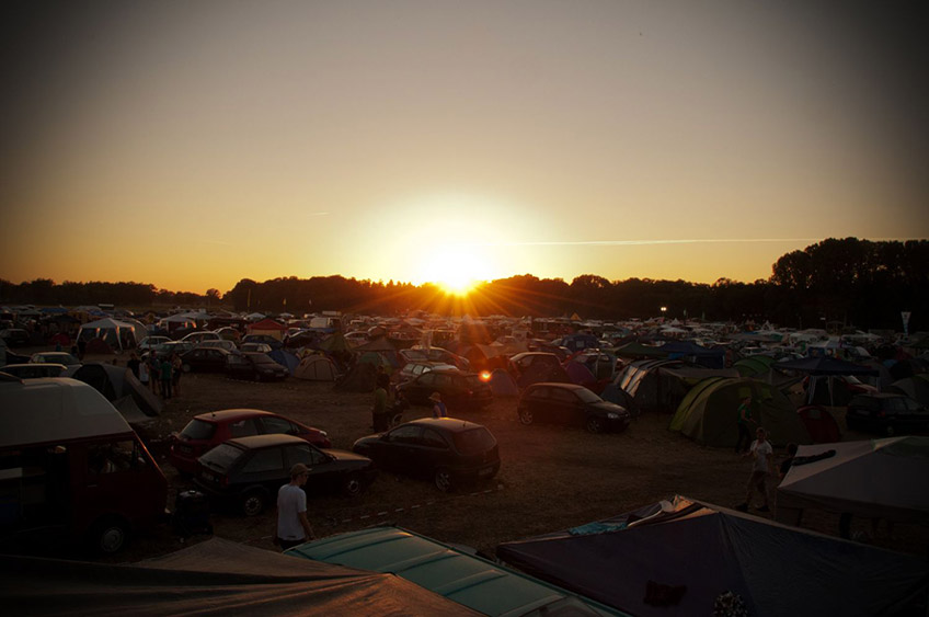 Line up zum 46. Stemweder Open Air Festival   Freitag, 19. August  Waldb&uuml;hne  16:30 Uhr: Vinta - Indie / Rock 18:00 Uhr: Grindhouse (AUS) &ndash; Rock&rsquo;n&lsquo;Roll 19:45 Uhr: Disarstar &ndash; Deutsch-Rap 21:30 Uhr: Slot noch frei 23:15 Uhr: Phoenix aus der Klapse &ndash; Hip Hop / Rock / Punk 01:00 Uhr: Excrementory Grindfuckers - Grindcore   Wiesenb&uuml;hne  17:15 Uhr: Threepwood 'N Strings &ndash; Indie Folk 19:00 Uhr: Band ohne Anspruch &ndash; Fun-Punk / Rock 20:45 Uhr: Tribe Friday (SWE) &ndash; Swedish Bubble Gum Emo 22:30 Uhr: Treptow - Rock 00:15 Uhr: Black Stains &ndash; Progressive Metal   Samstag, 20. August  Waldb&uuml;hne  13:00 Uhr: Fluppe &ndash; Indie / Emo 14:30 Uhr: My Little White Rabbit &ndash; Garage-Rock 16:15 Uhr: Hathors (CH) &ndash; Noise-Rock / Grunge / Alternative 18:00 Uhr: Powder for Pigeons (AUS/D) - Rock 19:45 Uhr: Primetime Failure &ndash; Melodic-Punk / Skatecore 21:30 Uhr: Tequila And The Sunrise Gang - Ska 23:15 Uhr: Mal &Eacute;lev&eacute; &ndash; Reggae / Dancehall / Ska / Hip Hop 01:00 Uhr: Moscow Death Brigade (RUS) &ndash; Rap-Core      Wiesenb&uuml;hne  13:45 Uhr: Logpod Mangartom &ndash; Rock / Funk 15:30 Uhr: Betrayers of Babylon &ndash; Global Pop & Reggae 17:15 Uhr: Thee Plastic Eaters &ndash; Punk 19:00 Uhr: Go Go Gazelle &ndash; Indiepunkrock 20:45 Uhr: Lunauten - Rock 22:30 Uhr: Rovar &ndash; Rock 00:15 Uhr: Aeries &ndash; Progressive Metal   Freitag, 19. August  Waldb&uuml;hne   16:30 Uhr: Vinta - Indie / Rock  Denkm&auml;ler und Tr&uuml;mmer in Krach und Harmonie. VINTA bedeutet Energie. Lust und Rausch, Liebe und Wut, Gl&uuml;ck und Schmerz &ndash; Musik zum Zuh&ouml;ren und Zuschlagen, gepaart mit einer intensiven Licht- und Nebelshow, die wie Benzin auf Feuer wirkt. Schwei&szlig;, ein dr&ouml;hnender Kopf, aber vor allem ein Gef&uuml;hl von befreiter Entladung sind die bleibenden Sch&auml;den nach der VINTA-Show.    18:00 Uhr: Grindhouse (AUS) &ndash; Rock&rsquo;n&lsquo;Roll  Die Garage RocknRoller Grindhouse gr&uuml;ndeten sich 2014 in Melbourne, Australien. Schwer beeinflusst von Bands wie &bdquo;The Saints&ldquo; und &bdquo;Radio Birdman&ldquo; spielen die Australier ihren eigenen Proto Punk Sound. Heftig, ein bisschen Panne und schnell. Seither gibt es vier Alben auf ihrem Konto. 2022 greifen die Australier erneut an.    19:45 Uhr: Disarstar &ndash; Deutsch-Rap  Es ist die soziale Frage, der sich der Rapper Disarstar annimmt. Anschauungsmaterial f&uuml;r seine klassenbewussten Texte findet er nicht zuletzt direkt in der eigenen Nachbarschaft auf St. Pauli. Der in Hamburg aufgewachsene Rapper ist zu einer der wichtigsten aktuellen Deutschrap-Stimmen geworden. Mit Worten gelingt es Disarstar krasse Bilder zu entwerfen, die zu gleichen Teilen plakativ und auf den Punkt in der Beobachtung soziokultureller Schr&auml;glagen sind.   21:30 Uhr: Slot noch frei  Wird neu belegt da die urspr&uuml;ngliche Band ihre Tour abgesagt hat   23:15 Uhr: Phoenix aus der Klapse &ndash; Hip Hop / Rock / Punk  FERRIS und SWISS sind: PHOENIX AUS DER KLAPSE. Rotziger Hymnen von der Stra&szlig;e und aus dem Leben, die bestens in die Zeit passen.   &Uuml;ber 20 Jahre ist es her, dass FERRIS MC nach Hamburg zog. W&auml;hrend die ersten Jahre seiner Karriere voll und ganz im Zeichen des Hip Hops standen, war die zweite Dekade vor allem von der Electro-Formation DEICHKIND gepr&auml;gt, deren festes Mitglied er von 2008 bis 2018 war. Nun l&auml;utete FERRIS (ohne das &bdquo;MC&ldquo;) seine Rock-&Auml;ra ein.  SWISS ist S&auml;nger, Rapper, Texter aus dem Hamburger Schanzenviertel. Mit der Band SWISS & DIE ANDERN ver&ouml;ffentlichte er 2015 das wegweisende Albumdeb&uuml;t &bdquo;Gro&szlig;e Freiheit&ldquo; und inzwischen etliche Nachfolger. Der Sound gleicht einem musikalischen Stra&szlig;enkampf: laut, dreckig und wutgeladen.    01:00 Uhr: Excrementory Grindfuckers - Grindcore  Die EXCREMENTORY GRINDFUCKERS sind die uneingeladenen G&auml;ste, die auf jeder Party alles wegsaufen. Die f&uuml;nf Grindcore-Trottel aus Hannover haben es sich zur Aufgabe gemacht, die Grenzen des schlechten Geschmacks neu zu definieren, was sie seit mehr als 20 Jahren und mittlerweile acht in Eigenproduktion erstellten Tontr&auml;gern erfolgreich tun. Ihr Ziel: Die ach so ernste Metalszene komplett zu verhorsten. Mit einem Sound zwischen Hans Zimmer, Schlager, und platzender Luftpolsterfolie verschleiern sie Anspruch und Ambition geschickt hinter einer albernen Maske der Verbl&ouml;dung.    Wiesenb&uuml;hne   17:15 Uhr: Threepwood 'N Strings &ndash; Indie Folk  Treibend zwischen Folk, Indie und Country kreieren Threewood N&rsquo; Strings zeitlose Melodien fernab von Plastik-Pop &ndash; sowohl charmant als auch rau, immer ehrlich, immer dem facettenreichen Charakter der Band treu.   19:00 Uhr: Band ohne Anspruch &ndash; Fun-Punk / Rock  Band ohne Anspruch, das ist Fun, Punk und Rock der ber&uuml;hrt und unter die Haut geht - mal emotional, meist lustig, manchmal aber auch als Fleischerhaken. Ber&uuml;hrend, jedoch nie langweilig, bringen die vier Musiker jede B&uuml;hne zum Beben. Ganz egal ob in kleinen Clubs oder auf der ganz gro&szlig;en Festivalb&uuml;hne, die &bdquo;Band ohne Anspruch&ldquo; f&uuml;hlt sich &uuml;berall zu Hause.   20:45 Uhr: Tribe Friday (SWE) &ndash; Swedish Bubble Gum Emo  Aus den W&auml;ldern Nordschwedens bringt eine Gruppe von vier Gitarren-Slinging-Kids frisches Blut in den tanzbaren Indie-Rock, der seit einem Jahrzehnt verd&auml;chtig leise ist. Willkommen zur&uuml;ck, kaltbl&uuml;tige Killer Hooks. Es ist zu lange her. Trotz der schwierigen Themen, die weit &uuml;ber die Jahre der Bandmitglieder hinausgehen (H&auml;nde hoch f&uuml;r Tod, Sex, Liebe und Selbstverletzung), durchdringt frenetische Energie den Sound der Band und eine warme melodische Umarmung wirkt dem emotionalen Schlag entgegen.   22:30 Uhr: Treptow - Rock  &raquo;Hallo, wir sind Treptow&laquo;, hei&szlig;t es laut und trocken ins Mikrofon, bevor Sekunden sp&auml;ter groovend-knallende Drums und krachende E-Gitarren-Riffs von der B&uuml;hne donnern. Dabei liefern Treptow einen dr&uuml;ckenden, internationalen Sound, den man hierzulande so von einem Duo noch nicht geh&ouml;rt hat, und das mit deutschen Texten, die es mit Bestsellern aufnehmen k&ouml;nnen.       00:15 Uhr: Black Stains &ndash; Progressive Metal  Die 3-k&ouml;pfige Progressive Metal Band Black Stains kommt aus Hamburg. Deutschland ist inspiriert von K&uuml;nstlern wie Wage War, Northlane, Nothing More oder The Intersphere. Spezialisiert auf melancholische, k&auml;mpferische und entschlossene Hooks verk&ouml;rpern Black Stains zugleich progressive Stoner Elemente mit bebenden, pulsierenden Hardcore-lastigen Breakdowns. Die ungebrochene Leidenschaft zu moshpit startenden Riffs und himmlischen Hymnen besteht bei jedem der drei Musiker.    Samstag, 20. August  Waldb&uuml;hne   13:00 Uhr: Fluppe &ndash; Indie / Emo  Fluppe stammen aus Hamburg und sind eine der seltenen Bands, bei denen man nicht sofort die &bdquo;Klingt wie&ldquo;-Karten spielen kann. Verglichen wird man gerne mit Turbostaat, was grob in die Richtung geht, aber musikalisch kommen einem eher diese r&auml;udig-poetischen Post-Punk-Bands wie Do Nothing, Shame, Protomartyr oder auch Idles in den Sinn. Wobei Fluppe dann doch &ouml;fter als die genannten auf die melodieseligen Gitarren-Momente setzen. Die &bdquo;gute alte Hamburger Schule&ldquo;?    14:30 Uhr: My Little White Rabbit &ndash; Garage-Rock  Das Quintett um Front-S&auml;ngerin Rike Pfeiffer hat &ndash; allen Kultur-Shutdowns zum Trotz &ndash; 2020 genutzt, um in den Schalltona Studios in Hamburg ihr zweites Album zu produzieren. &bdquo;Lowest Heights&ldquo; deckt nicht nur musikalisch die Bandbreite des Garage-Rock-Genres ab, sondern &uuml;bt vor allem auch textlich auf vielschichtige Art und Weise Gesellschaftskritik. Hier gibt es Garagepunk-Songs sowie surreale Psychedelic-Nummern oder Ausfl&uuml;ge in Synthypop-Gefilde. Feministischer Garage-Pop/Rock mit dem die Bands ihr Statement setzt.   16:15 Uhr: Hathors (CH) &ndash; Noise-Rock / Grunge / Alternative  Debut 2011. Vier Alben. International auf Tour, Deutschland, England, USA&hellip;. Ja, Neustart!!! Denn das sind HATHORS 2022! Ein Neuanfang, der sich derma&szlig;en frisch und ungebändigt, wild und ungestüm anhört, dass es ein Debut sein könnte und irgendwie auch ist. Eine neue Band, die ohne gro&szlig;e Pläne ihre Liebe, Wut und Abenteuerlust auf Band gebracht hat. Marc Bouffè ist weiterhin Gitarrist und Sänger, aber sonst hat man mit den alten HATHORS so viel zu tun, wie Windows 10 mit C64. Wie Motörhead mit Hawkwind oder wie die Foo Fighters mit Nirvana. Die zwei anderen Mitglieder sind Dominique Destraz, der auch an den Drums von DEATH OF A CHEERLEADER sitzt und der Bassist Thorsten Polomski, den man von der Limburger Hardcore Band BUBONIX kennt.        18:00 Uhr: Powder for Pigeons (AUS/D) - Rock  Inspiriert von Bands wie Helmet, Rage Against The Machine, Faith No More, NIN und Primus, bietet das Power-Duo eine unerbittlich energiegeladene, schwei&szlig;treibende und gut gemachte Wall-of-Rock-Performance. Dabei sorgen fette Gesangsmelodien, heruntergestimmte Gitarren &uuml;ber drei Verst&auml;rker und kraftvolle Schlagzeugrhythmen f&uuml;r eine unverwechselbare Klangwand. Nicht selten haben &ndash; laut Rock Hard (!) &ndash; diese breiten Klanglandschaften und spontanen &Uuml;berg&auml;nge zum vollen Klangangriff den Sound und die Pr&auml;senz einer 5-Mann-Band.    19:45 Uhr: Primetime Failure &ndash; Melodic-Punk / Skatecore  Ihren Sound kann man einfach in keine Schublade stecken... naja, wobei... ach verdammt, na gut: Primetime Failure spielen genau die Art von Skate Punk, mit der eine ganze Generation aufgewachsen ist! Erinnerst Du Dich daran, wie Du damals Dein "Mons Tour" Longsleeve von NOFX gekauft hast? Oder an den Tag, an dem Du die ganzen Fat-Wreck-Burning-Heart Songs das erste Mal auf dem Mixtape Deines Bruders h&ouml;rtest? Erinnerst Du Dich an die ganzen Knochenbr&uuml;che bei Deinen ersten Skateboard-Versuchen? Erinnerst Du Dich an die Tage, als Du dachtest, dass es f&uuml;r immer so sein w&uuml;rde? Wenn es jemals einen Slapstick-Film &uuml;ber Deine jugendliche Unbeschwertheit in den 90ern geben w&uuml;rde, dann w&uuml;rden Primetime Failure den perfekten Soundtrack dazu schreiben!    21:30 Uhr: Tequila And The Sunrise Gang - Ska  Wer in Schubladen denkt hat es bei Tequila & the Sunrise Gang wirklich nicht leicht. Die breite Instrumentierung inkl. dreik&ouml;pfiger Bl&auml;sersektion erm&ouml;glicht den sechs Kielern eine Dynamik wie kaum einer anderen Band. Die fliegenden Wechsel zwischen treibendem Ska-Punk-Offbeat und hymnenhaften Sing-A-Long-Refrains verlaufen nahezu spielend und die unz&auml;hligen Hook-Linies bohren sich tief ins Ohr, um sich da f&uuml;r lange Zeit einzunisten. Wer also auf tanzbarsten Ska mit klarer Attit&uuml;de und ordentlich Ohrwurmcharakter steht, ist hier genau richtig. Fans von Mad Caddies, Manu Chao, Rancid oder Less Than Jake werden hier von der ersten Sekunde an durchgesch&uuml;ttelt und bis zum Ende nicht mehr losgelassen.   23:15 Uhr: Mal &Eacute;lev&eacute; &ndash; Reggae / Dancehall / Ska / Hip Hop  Der Ex-Fronts&auml;nger von Irie R&eacute;volt&eacute;s solo mit eigener Band &ndash; hier gibt es eine Mischung aus Dancehall, Reggae, Ska und Rap mit Kampfansage f&uuml;r eine Welt ohne Grenzen, Rassismus und Ausbeutung. Mal &Eacute;lev&eacute; hat sein erstes Solo-Album &bdquo;R&eacute;sistance mondiale&ldquo; herausgebracht, das es auf Anhieb auf Platz 15 der deutschen Album Charts geschafft hat. Und nun m&uuml;ssen die Songs auf die B&uuml;hne. Nachdem er mit seiner ehemaligen Band Irie R&eacute;volt&eacute;s &uuml;ber 500 Konzerte in mehr als 25 L&auml;ndern gespielt und die gr&ouml;&szlig;ten Festivals auf den Kopf gestellt hat, bricht er 2022 mit neuer Live-Band auf, die &bdquo;R&eacute;sistance&ldquo; zu starten.   01:00 Uhr: Moscow Death Brigade (RUS) &ndash; Rap-Core  Sie sind eine &bdquo;Circle-Pit-HipHop-Band&ldquo; aus Russland. Seit 2007 stehen sie f&uuml;r einen aggressiven Mix aus Punk/Hardcore und Rap-Musik mit politischen Texten. Sie k&ouml;nnen schon seit Jahren nicht mehr in Russland auftreten und bleiben auch auf Tour maskiert. Seit ein paar Wochen hat sich die Situation deutlich versch&auml;rft: Putins Krieg in der Ukraine trifft auch die Meinungs- und Kunstfreiheit in Russland. Zensur, Verbote und &Uuml;berwachung nehmen zu. Die Band hatte schon immer eine klare Anti-Kriegs- und Anti-Gewalt-Haltung, daran hat sich nichts ge&auml;ndert: &bdquo;Ja, wir m&uuml;ssen generell in Russland in diesen Tagen vorsichtiger sein. Wir glauben einfach, dass es eine grundmenschliche Selbstverst&auml;ndlichkeit ist, sich gegen Diskriminierung und Krieg zu stellen. Nichts rechtfertigt es, unschuldige Menschen anzugreifen. Aber obwohl wir hier nicht auftreten k&ouml;nnen, ist unsere Musik immer noch online weit verbreitet. Und zum Gl&uuml;ck, so hoffe ich jedenfalls, ist unsere Anti-Kriegs-Message in Europa immer noch sehr willkommen.&ldquo;    Wiesenb&uuml;hne   13:45 Uhr: Logpod Mangartom &ndash; Rock / Funk  In den Songs geht es um Leidenschaft, Lebenslust, Liebe, aber auch um die andere Seite des Lebens! Knallharte Gitarrenriffs, die richtig in den Nacken gehen, aber auch tiefgr&uuml;ndige Sounds, groovige Rhythmen und Momente, wo sich die Haare hochstellen.   15:30 Uhr: Betrayers of Babylon &ndash; Global Pop & Reggae  Mit purer Energie, unglaublicher Spielfreude, Optimismus und einer Schippe Ironie liefern die Betrayers of Babylon das Gegenmittel zur Volkskrankheit der schlechten Laune. Songs &uuml;ber Dinge, denen wohl noch nie ein Lied gewidmet wurde, ein Bekenntnis zur Weltoffenheit in Musik und Text, dazu experimentierfreudige Crossover: Offbeats als Hauptwirkstoff, mit allem gepanscht, was den Gl&uuml;ckshormon-Spiegel noch so tanzen l&auml;sst. Fertig ist das musikalische Antidepressivum.   17:15 Uhr: Thee Plastic Eaters &ndash; Punk  Solide und direkt auf den Punkt. Ohne Schn&ouml;rkel und sch&ouml;n auf die Fresse mit &uuml;berwiegend hoher bis sehr hoher Geschwindigkeit frei nach dem Motto: Schneller, Lauter, H&auml;rter! Sehr eing&auml;ngiges und w&uuml;tend-rotziges Gebr&uuml;ll, schnelle Gitarren, druckvolle Bassline und Boston-Hardcore-Beat an den Drums. Leicht beeinflusst von Bands wie Poison Idea, Hammerhead, Slapshot, Minor Threat, DOA etc., haben sie ihren ganz eigenen Stil entwickelt mit dem Ziel: Kein Weg ist zu weit, keine B&uuml;hne zu gro&szlig; oder zu klein.  19:00 Uhr: Go Go Gazelle &ndash; Indiepunkrock 2020 legen sie ihren ersten Longplayer &bdquo;Flaschenpost an morgen" vor. Deses geizt nicht mit gut ausgearbeiteten, griffigen Melodien. Ihren musikalischen Punkrock-Wurzeln mischt die Band gezielt Folk-Einfl&uuml;sse bei. Charmant-selbstironisches Understatement trifft auf Gesellschaftskritik: &bdquo;Das ist nicht New York City und wir sind nicht die Talking Heads&ldquo;. Was sie aber sind: umtriebig. Und so wird man Go Go Gazelle auch wieder in jeder Menge Clubs und auf Festivals begegnen. Jetzt in Stemwede.    20:45 Uhr: Lunauten - Rock  Wer bei dieser sich als Mondfahrer betitelnden Band an sph&auml;rische Synthie-Kl&auml;nge und Elektro-Sounds denkt, greift mit dieser Vermutung so richtig daneben. Ganz im Gegenteil wagt das aus den Provinzen Ostwestfalens stammende Trio, bestehend aus Alexander Niessig (Gesang/Gitarre), Tobias Wittenbreder (Bass) und Marc Wurzel (Schlagzeug), mit seinem innovativen deutschsprachigen Alternative-Rock den Blick &uuml;ber den Tellerrand.   22:30 Uhr: Rovar &ndash; Rock  ROVAR aus M&uuml;nster spielen energiegeladenen, straighten Riff-Rock mit bluesigen Einfl&uuml;ssen, den man am besten live genie&szlig;t. Die 70er Vibes sind nicht zu &uuml;berh&ouml;ren und doch sind die Songs des jungen Trios modern und frisch. Wer auf ehrliche, handgemachte Rockmusik steht und auch mal wieder Bock hat, eine Band auf der B&uuml;hne mit Herzblut Musik machen zu sehen, der sollte die Jungs von ROVAR mal gr&uuml;ndlich abchecken!   00:15 Uhr: Aeries &ndash; Progressive Metal  Der hoch talentierten Frontfrau Laura Kiddo gelingt es, stimmliche Stile zwischen Jazz, Soul und Death Metal auf einzigartige Weise miteinander in Einklang zu bringen. Kombiniert mit den Groove-geladenen Riffs und einer dynamischen Rhythmusabteilung, entsteht feinster moderner Progressive Metal. Mit ihrer k&uuml;rzlich abgeschlossenen Tour als Support f&uuml;r JINJER, hat die aus K&ouml;ln stammende Progressive Metal-Band &AElig;RIES ein klares Statement gesetzt. &AElig;RIES geh&ouml;ren nicht nur zu den wenigen Bands, denen es gelungen ist, eine erfolgreiche Tour inmitten der Covid-19 Pandemie zu meistern, sie haben au&szlig;erdem bewiesen, dass sie ihren Platz als eine neue aufstrebende Progressive Metal-Band mehr als verdient haben.