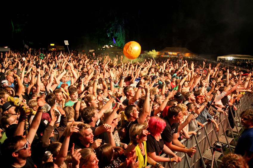 Line up zum 46. Stemweder Open Air Festival   Freitag, 19. August  Waldb&uuml;hne  16:30 Uhr: Vinta - Indie / Rock 18:00 Uhr: Grindhouse (AUS) &ndash; Rock&rsquo;n&lsquo;Roll 19:45 Uhr: Disarstar &ndash; Deutsch-Rap 21:30 Uhr: Slot noch frei 23:15 Uhr: Phoenix aus der Klapse &ndash; Hip Hop / Rock / Punk 01:00 Uhr: Excrementory Grindfuckers - Grindcore   Wiesenb&uuml;hne  17:15 Uhr: Threepwood 'N Strings &ndash; Indie Folk 19:00 Uhr: Band ohne Anspruch &ndash; Fun-Punk / Rock 20:45 Uhr: Tribe Friday (SWE) &ndash; Swedish Bubble Gum Emo 22:30 Uhr: Treptow - Rock 00:15 Uhr: Black Stains &ndash; Progressive Metal   Samstag, 20. August  Waldb&uuml;hne  13:00 Uhr: Fluppe &ndash; Indie / Emo 14:30 Uhr: My Little White Rabbit &ndash; Garage-Rock 16:15 Uhr: Hathors (CH) &ndash; Noise-Rock / Grunge / Alternative 18:00 Uhr: Powder for Pigeons (AUS/D) - Rock 19:45 Uhr: Primetime Failure &ndash; Melodic-Punk / Skatecore 21:30 Uhr: Tequila And The Sunrise Gang - Ska 23:15 Uhr: Mal &Eacute;lev&eacute; &ndash; Reggae / Dancehall / Ska / Hip Hop 01:00 Uhr: Moscow Death Brigade (RUS) &ndash; Rap-Core      Wiesenb&uuml;hne  13:45 Uhr: Logpod Mangartom &ndash; Rock / Funk 15:30 Uhr: Betrayers of Babylon &ndash; Global Pop & Reggae 17:15 Uhr: Thee Plastic Eaters &ndash; Punk 19:00 Uhr: Go Go Gazelle &ndash; Indiepunkrock 20:45 Uhr: Lunauten - Rock 22:30 Uhr: Rovar &ndash; Rock 00:15 Uhr: Aeries &ndash; Progressive Metal   Freitag, 19. August  Waldb&uuml;hne   16:30 Uhr: Vinta - Indie / Rock  Denkm&auml;ler und Tr&uuml;mmer in Krach und Harmonie. VINTA bedeutet Energie. Lust und Rausch, Liebe und Wut, Gl&uuml;ck und Schmerz &ndash; Musik zum Zuh&ouml;ren und Zuschlagen, gepaart mit einer intensiven Licht- und Nebelshow, die wie Benzin auf Feuer wirkt. Schwei&szlig;, ein dr&ouml;hnender Kopf, aber vor allem ein Gef&uuml;hl von befreiter Entladung sind die bleibenden Sch&auml;den nach der VINTA-Show.    18:00 Uhr: Grindhouse (AUS) &ndash; Rock&rsquo;n&lsquo;Roll  Die Garage RocknRoller Grindhouse gr&uuml;ndeten sich 2014 in Melbourne, Australien. Schwer beeinflusst von Bands wie &bdquo;The Saints&ldquo; und &bdquo;Radio Birdman&ldquo; spielen die Australier ihren eigenen Proto Punk Sound. Heftig, ein bisschen Panne und schnell. Seither gibt es vier Alben auf ihrem Konto. 2022 greifen die Australier erneut an.    19:45 Uhr: Disarstar &ndash; Deutsch-Rap  Es ist die soziale Frage, der sich der Rapper Disarstar annimmt. Anschauungsmaterial f&uuml;r seine klassenbewussten Texte findet er nicht zuletzt direkt in der eigenen Nachbarschaft auf St. Pauli. Der in Hamburg aufgewachsene Rapper ist zu einer der wichtigsten aktuellen Deutschrap-Stimmen geworden. Mit Worten gelingt es Disarstar krasse Bilder zu entwerfen, die zu gleichen Teilen plakativ und auf den Punkt in der Beobachtung soziokultureller Schr&auml;glagen sind.   21:30 Uhr: Slot noch frei  Wird neu belegt da die urspr&uuml;ngliche Band ihre Tour abgesagt hat   23:15 Uhr: Phoenix aus der Klapse &ndash; Hip Hop / Rock / Punk  FERRIS und SWISS sind: PHOENIX AUS DER KLAPSE. Rotziger Hymnen von der Stra&szlig;e und aus dem Leben, die bestens in die Zeit passen.   &Uuml;ber 20 Jahre ist es her, dass FERRIS MC nach Hamburg zog. W&auml;hrend die ersten Jahre seiner Karriere voll und ganz im Zeichen des Hip Hops standen, war die zweite Dekade vor allem von der Electro-Formation DEICHKIND gepr&auml;gt, deren festes Mitglied er von 2008 bis 2018 war. Nun l&auml;utete FERRIS (ohne das &bdquo;MC&ldquo;) seine Rock-&Auml;ra ein.  SWISS ist S&auml;nger, Rapper, Texter aus dem Hamburger Schanzenviertel. Mit der Band SWISS & DIE ANDERN ver&ouml;ffentlichte er 2015 das wegweisende Albumdeb&uuml;t &bdquo;Gro&szlig;e Freiheit&ldquo; und inzwischen etliche Nachfolger. Der Sound gleicht einem musikalischen Stra&szlig;enkampf: laut, dreckig und wutgeladen.    01:00 Uhr: Excrementory Grindfuckers - Grindcore  Die EXCREMENTORY GRINDFUCKERS sind die uneingeladenen G&auml;ste, die auf jeder Party alles wegsaufen. Die f&uuml;nf Grindcore-Trottel aus Hannover haben es sich zur Aufgabe gemacht, die Grenzen des schlechten Geschmacks neu zu definieren, was sie seit mehr als 20 Jahren und mittlerweile acht in Eigenproduktion erstellten Tontr&auml;gern erfolgreich tun. Ihr Ziel: Die ach so ernste Metalszene komplett zu verhorsten. Mit einem Sound zwischen Hans Zimmer, Schlager, und platzender Luftpolsterfolie verschleiern sie Anspruch und Ambition geschickt hinter einer albernen Maske der Verbl&ouml;dung.    Wiesenb&uuml;hne   17:15 Uhr: Threepwood 'N Strings &ndash; Indie Folk  Treibend zwischen Folk, Indie und Country kreieren Threewood N&rsquo; Strings zeitlose Melodien fernab von Plastik-Pop &ndash; sowohl charmant als auch rau, immer ehrlich, immer dem facettenreichen Charakter der Band treu.   19:00 Uhr: Band ohne Anspruch &ndash; Fun-Punk / Rock  Band ohne Anspruch, das ist Fun, Punk und Rock der ber&uuml;hrt und unter die Haut geht - mal emotional, meist lustig, manchmal aber auch als Fleischerhaken. Ber&uuml;hrend, jedoch nie langweilig, bringen die vier Musiker jede B&uuml;hne zum Beben. Ganz egal ob in kleinen Clubs oder auf der ganz gro&szlig;en Festivalb&uuml;hne, die &bdquo;Band ohne Anspruch&ldquo; f&uuml;hlt sich &uuml;berall zu Hause.   20:45 Uhr: Tribe Friday (SWE) &ndash; Swedish Bubble Gum Emo  Aus den W&auml;ldern Nordschwedens bringt eine Gruppe von vier Gitarren-Slinging-Kids frisches Blut in den tanzbaren Indie-Rock, der seit einem Jahrzehnt verd&auml;chtig leise ist. Willkommen zur&uuml;ck, kaltbl&uuml;tige Killer Hooks. Es ist zu lange her. Trotz der schwierigen Themen, die weit &uuml;ber die Jahre der Bandmitglieder hinausgehen (H&auml;nde hoch f&uuml;r Tod, Sex, Liebe und Selbstverletzung), durchdringt frenetische Energie den Sound der Band und eine warme melodische Umarmung wirkt dem emotionalen Schlag entgegen.   22:30 Uhr: Treptow - Rock  &raquo;Hallo, wir sind Treptow&laquo;, hei&szlig;t es laut und trocken ins Mikrofon, bevor Sekunden sp&auml;ter groovend-knallende Drums und krachende E-Gitarren-Riffs von der B&uuml;hne donnern. Dabei liefern Treptow einen dr&uuml;ckenden, internationalen Sound, den man hierzulande so von einem Duo noch nicht geh&ouml;rt hat, und das mit deutschen Texten, die es mit Bestsellern aufnehmen k&ouml;nnen.       00:15 Uhr: Black Stains &ndash; Progressive Metal  Die 3-k&ouml;pfige Progressive Metal Band Black Stains kommt aus Hamburg. Deutschland ist inspiriert von K&uuml;nstlern wie Wage War, Northlane, Nothing More oder The Intersphere. Spezialisiert auf melancholische, k&auml;mpferische und entschlossene Hooks verk&ouml;rpern Black Stains zugleich progressive Stoner Elemente mit bebenden, pulsierenden Hardcore-lastigen Breakdowns. Die ungebrochene Leidenschaft zu moshpit startenden Riffs und himmlischen Hymnen besteht bei jedem der drei Musiker.    Samstag, 20. August  Waldb&uuml;hne   13:00 Uhr: Fluppe &ndash; Indie / Emo  Fluppe stammen aus Hamburg und sind eine der seltenen Bands, bei denen man nicht sofort die &bdquo;Klingt wie&ldquo;-Karten spielen kann. Verglichen wird man gerne mit Turbostaat, was grob in die Richtung geht, aber musikalisch kommen einem eher diese r&auml;udig-poetischen Post-Punk-Bands wie Do Nothing, Shame, Protomartyr oder auch Idles in den Sinn. Wobei Fluppe dann doch &ouml;fter als die genannten auf die melodieseligen Gitarren-Momente setzen. Die &bdquo;gute alte Hamburger Schule&ldquo;?    14:30 Uhr: My Little White Rabbit &ndash; Garage-Rock  Das Quintett um Front-S&auml;ngerin Rike Pfeiffer hat &ndash; allen Kultur-Shutdowns zum Trotz &ndash; 2020 genutzt, um in den Schalltona Studios in Hamburg ihr zweites Album zu produzieren. &bdquo;Lowest Heights&ldquo; deckt nicht nur musikalisch die Bandbreite des Garage-Rock-Genres ab, sondern &uuml;bt vor allem auch textlich auf vielschichtige Art und Weise Gesellschaftskritik. Hier gibt es Garagepunk-Songs sowie surreale Psychedelic-Nummern oder Ausfl&uuml;ge in Synthypop-Gefilde. Feministischer Garage-Pop/Rock mit dem die Bands ihr Statement setzt.   16:15 Uhr: Hathors (CH) &ndash; Noise-Rock / Grunge / Alternative  Debut 2011. Vier Alben. International auf Tour, Deutschland, England, USA&hellip;. Ja, Neustart!!! Denn das sind HATHORS 2022! Ein Neuanfang, der sich derma&szlig;en frisch und ungebändigt, wild und ungestüm anhört, dass es ein Debut sein könnte und irgendwie auch ist. Eine neue Band, die ohne gro&szlig;e Pläne ihre Liebe, Wut und Abenteuerlust auf Band gebracht hat. Marc Bouffè ist weiterhin Gitarrist und Sänger, aber sonst hat man mit den alten HATHORS so viel zu tun, wie Windows 10 mit C64. Wie Motörhead mit Hawkwind oder wie die Foo Fighters mit Nirvana. Die zwei anderen Mitglieder sind Dominique Destraz, der auch an den Drums von DEATH OF A CHEERLEADER sitzt und der Bassist Thorsten Polomski, den man von der Limburger Hardcore Band BUBONIX kennt.        18:00 Uhr: Powder for Pigeons (AUS/D) - Rock  Inspiriert von Bands wie Helmet, Rage Against The Machine, Faith No More, NIN und Primus, bietet das Power-Duo eine unerbittlich energiegeladene, schwei&szlig;treibende und gut gemachte Wall-of-Rock-Performance. Dabei sorgen fette Gesangsmelodien, heruntergestimmte Gitarren &uuml;ber drei Verst&auml;rker und kraftvolle Schlagzeugrhythmen f&uuml;r eine unverwechselbare Klangwand. Nicht selten haben &ndash; laut Rock Hard (!) &ndash; diese breiten Klanglandschaften und spontanen &Uuml;berg&auml;nge zum vollen Klangangriff den Sound und die Pr&auml;senz einer 5-Mann-Band.    19:45 Uhr: Primetime Failure &ndash; Melodic-Punk / Skatecore  Ihren Sound kann man einfach in keine Schublade stecken... naja, wobei... ach verdammt, na gut: Primetime Failure spielen genau die Art von Skate Punk, mit der eine ganze Generation aufgewachsen ist! Erinnerst Du Dich daran, wie Du damals Dein "Mons Tour" Longsleeve von NOFX gekauft hast? Oder an den Tag, an dem Du die ganzen Fat-Wreck-Burning-Heart Songs das erste Mal auf dem Mixtape Deines Bruders h&ouml;rtest? Erinnerst Du Dich an die ganzen Knochenbr&uuml;che bei Deinen ersten Skateboard-Versuchen? Erinnerst Du Dich an die Tage, als Du dachtest, dass es f&uuml;r immer so sein w&uuml;rde? Wenn es jemals einen Slapstick-Film &uuml;ber Deine jugendliche Unbeschwertheit in den 90ern geben w&uuml;rde, dann w&uuml;rden Primetime Failure den perfekten Soundtrack dazu schreiben!    21:30 Uhr: Tequila And The Sunrise Gang - Ska  Wer in Schubladen denkt hat es bei Tequila & the Sunrise Gang wirklich nicht leicht. Die breite Instrumentierung inkl. dreik&ouml;pfiger Bl&auml;sersektion erm&ouml;glicht den sechs Kielern eine Dynamik wie kaum einer anderen Band. Die fliegenden Wechsel zwischen treibendem Ska-Punk-Offbeat und hymnenhaften Sing-A-Long-Refrains verlaufen nahezu spielend und die unz&auml;hligen Hook-Linies bohren sich tief ins Ohr, um sich da f&uuml;r lange Zeit einzunisten. Wer also auf tanzbarsten Ska mit klarer Attit&uuml;de und ordentlich Ohrwurmcharakter steht, ist hier genau richtig. Fans von Mad Caddies, Manu Chao, Rancid oder Less Than Jake werden hier von der ersten Sekunde an durchgesch&uuml;ttelt und bis zum Ende nicht mehr losgelassen.   23:15 Uhr: Mal &Eacute;lev&eacute; &ndash; Reggae / Dancehall / Ska / Hip Hop  Der Ex-Fronts&auml;nger von Irie R&eacute;volt&eacute;s solo mit eigener Band &ndash; hier gibt es eine Mischung aus Dancehall, Reggae, Ska und Rap mit Kampfansage f&uuml;r eine Welt ohne Grenzen, Rassismus und Ausbeutung. Mal &Eacute;lev&eacute; hat sein erstes Solo-Album &bdquo;R&eacute;sistance mondiale&ldquo; herausgebracht, das es auf Anhieb auf Platz 15 der deutschen Album Charts geschafft hat. Und nun m&uuml;ssen die Songs auf die B&uuml;hne. Nachdem er mit seiner ehemaligen Band Irie R&eacute;volt&eacute;s &uuml;ber 500 Konzerte in mehr als 25 L&auml;ndern gespielt und die gr&ouml;&szlig;ten Festivals auf den Kopf gestellt hat, bricht er 2022 mit neuer Live-Band auf, die &bdquo;R&eacute;sistance&ldquo; zu starten.   01:00 Uhr: Moscow Death Brigade (RUS) &ndash; Rap-Core  Sie sind eine &bdquo;Circle-Pit-HipHop-Band&ldquo; aus Russland. Seit 2007 stehen sie f&uuml;r einen aggressiven Mix aus Punk/Hardcore und Rap-Musik mit politischen Texten. Sie k&ouml;nnen schon seit Jahren nicht mehr in Russland auftreten und bleiben auch auf Tour maskiert. Seit ein paar Wochen hat sich die Situation deutlich versch&auml;rft: Putins Krieg in der Ukraine trifft auch die Meinungs- und Kunstfreiheit in Russland. Zensur, Verbote und &Uuml;berwachung nehmen zu. Die Band hatte schon immer eine klare Anti-Kriegs- und Anti-Gewalt-Haltung, daran hat sich nichts ge&auml;ndert: &bdquo;Ja, wir m&uuml;ssen generell in Russland in diesen Tagen vorsichtiger sein. Wir glauben einfach, dass es eine grundmenschliche Selbstverst&auml;ndlichkeit ist, sich gegen Diskriminierung und Krieg zu stellen. Nichts rechtfertigt es, unschuldige Menschen anzugreifen. Aber obwohl wir hier nicht auftreten k&ouml;nnen, ist unsere Musik immer noch online weit verbreitet. Und zum Gl&uuml;ck, so hoffe ich jedenfalls, ist unsere Anti-Kriegs-Message in Europa immer noch sehr willkommen.&ldquo;    Wiesenb&uuml;hne   13:45 Uhr: Logpod Mangartom &ndash; Rock / Funk  In den Songs geht es um Leidenschaft, Lebenslust, Liebe, aber auch um die andere Seite des Lebens! Knallharte Gitarrenriffs, die richtig in den Nacken gehen, aber auch tiefgr&uuml;ndige Sounds, groovige Rhythmen und Momente, wo sich die Haare hochstellen.   15:30 Uhr: Betrayers of Babylon &ndash; Global Pop & Reggae  Mit purer Energie, unglaublicher Spielfreude, Optimismus und einer Schippe Ironie liefern die Betrayers of Babylon das Gegenmittel zur Volkskrankheit der schlechten Laune. Songs &uuml;ber Dinge, denen wohl noch nie ein Lied gewidmet wurde, ein Bekenntnis zur Weltoffenheit in Musik und Text, dazu experimentierfreudige Crossover: Offbeats als Hauptwirkstoff, mit allem gepanscht, was den Gl&uuml;ckshormon-Spiegel noch so tanzen l&auml;sst. Fertig ist das musikalische Antidepressivum.   17:15 Uhr: Thee Plastic Eaters &ndash; Punk  Solide und direkt auf den Punkt. Ohne Schn&ouml;rkel und sch&ouml;n auf die Fresse mit &uuml;berwiegend hoher bis sehr hoher Geschwindigkeit frei nach dem Motto: Schneller, Lauter, H&auml;rter! Sehr eing&auml;ngiges und w&uuml;tend-rotziges Gebr&uuml;ll, schnelle Gitarren, druckvolle Bassline und Boston-Hardcore-Beat an den Drums. Leicht beeinflusst von Bands wie Poison Idea, Hammerhead, Slapshot, Minor Threat, DOA etc., haben sie ihren ganz eigenen Stil entwickelt mit dem Ziel: Kein Weg ist zu weit, keine B&uuml;hne zu gro&szlig; oder zu klein.  19:00 Uhr: Go Go Gazelle &ndash; Indiepunkrock 2020 legen sie ihren ersten Longplayer &bdquo;Flaschenpost an morgen" vor. Deses geizt nicht mit gut ausgearbeiteten, griffigen Melodien. Ihren musikalischen Punkrock-Wurzeln mischt die Band gezielt Folk-Einfl&uuml;sse bei. Charmant-selbstironisches Understatement trifft auf Gesellschaftskritik: &bdquo;Das ist nicht New York City und wir sind nicht die Talking Heads&ldquo;. Was sie aber sind: umtriebig. Und so wird man Go Go Gazelle auch wieder in jeder Menge Clubs und auf Festivals begegnen. Jetzt in Stemwede.    20:45 Uhr: Lunauten - Rock  Wer bei dieser sich als Mondfahrer betitelnden Band an sph&auml;rische Synthie-Kl&auml;nge und Elektro-Sounds denkt, greift mit dieser Vermutung so richtig daneben. Ganz im Gegenteil wagt das aus den Provinzen Ostwestfalens stammende Trio, bestehend aus Alexander Niessig (Gesang/Gitarre), Tobias Wittenbreder (Bass) und Marc Wurzel (Schlagzeug), mit seinem innovativen deutschsprachigen Alternative-Rock den Blick &uuml;ber den Tellerrand.   22:30 Uhr: Rovar &ndash; Rock  ROVAR aus M&uuml;nster spielen energiegeladenen, straighten Riff-Rock mit bluesigen Einfl&uuml;ssen, den man am besten live genie&szlig;t. Die 70er Vibes sind nicht zu &uuml;berh&ouml;ren und doch sind die Songs des jungen Trios modern und frisch. Wer auf ehrliche, handgemachte Rockmusik steht und auch mal wieder Bock hat, eine Band auf der B&uuml;hne mit Herzblut Musik machen zu sehen, der sollte die Jungs von ROVAR mal gr&uuml;ndlich abchecken!   00:15 Uhr: Aeries &ndash; Progressive Metal  Der hoch talentierten Frontfrau Laura Kiddo gelingt es, stimmliche Stile zwischen Jazz, Soul und Death Metal auf einzigartige Weise miteinander in Einklang zu bringen. Kombiniert mit den Groove-geladenen Riffs und einer dynamischen Rhythmusabteilung, entsteht feinster moderner Progressive Metal. Mit ihrer k&uuml;rzlich abgeschlossenen Tour als Support f&uuml;r JINJER, hat die aus K&ouml;ln stammende Progressive Metal-Band &AElig;RIES ein klares Statement gesetzt. &AElig;RIES geh&ouml;ren nicht nur zu den wenigen Bands, denen es gelungen ist, eine erfolgreiche Tour inmitten der Covid-19 Pandemie zu meistern, sie haben au&szlig;erdem bewiesen, dass sie ihren Platz als eine neue aufstrebende Progressive Metal-Band mehr als verdient haben.