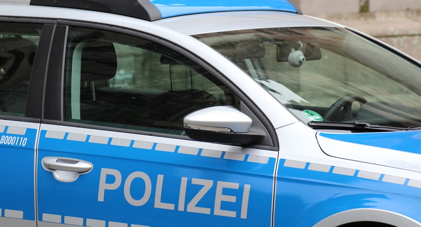 Laut Zeugen sollen die Fahrzeugf&uuml;hrer auf einer Strecke von mehreren Kilometern auff&auml;llig langsam gefahren sein und ihre Autos teilweise sogar bis zum Stillstand abgebremst haben.