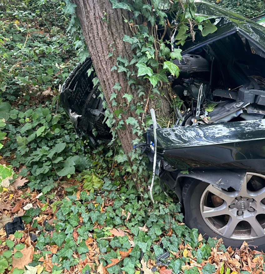 Ein 72-jähriger ist am Dienstag mit seinem Pkw auf der Berliner Straße (B239) in Lübbecke von der Fahrbahn abgekommen und gegen einen Baum gefahren.