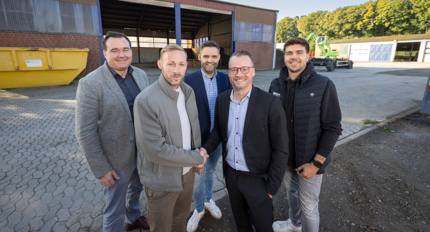 Auf dem Gelände des übernommenen Containerdienstes an der Borsigstraße wird der neue Lübbecker Wertstoffhof zum Jahreswechsel seinen Betrieb aufnehmen; Christian Wüppenhorst und Bürgermeister Philipp Knappmeyer (vorn) beim symbolischen Handschlag, eingerahmt von Finanzdezernent Patrick Herrmann (v.l), Bereichsleiter Finanzen Jan Hendrik Maschke und der Leiter der Lübbecker Wüppenhorst-Niederlassung Kevin Herrmann. Foto: Oliver Krato / Stadt Lübbecke