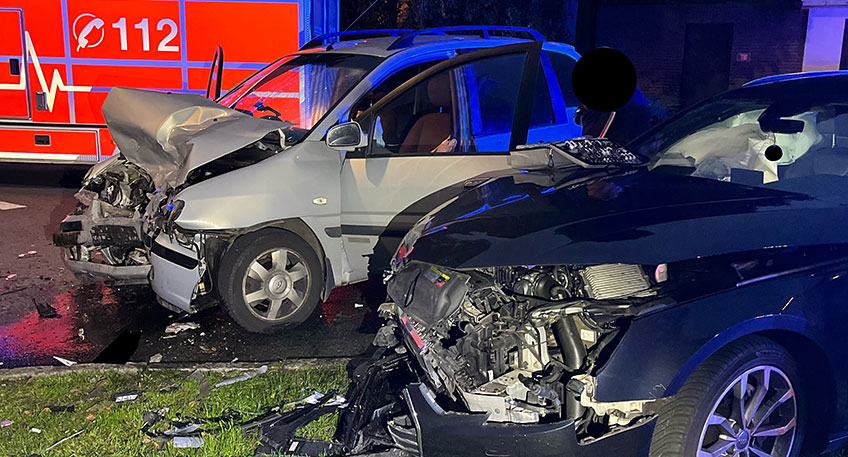 Bei einer Kollision zweier Autos haben sich am Sonntagabend in Gehlenbeck zwei Lübbecker verletzt.