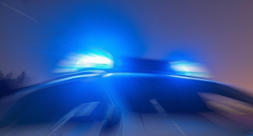 Ein Espelkamper wurde am Samstag in Schmalge von zwei Fahrzeugen verfolgt. Als der Pkw anhielt, stiegen mehrere Männer aus, schlugen auf ihn ein und entwendeten mutmaßlich sein Smartphone.
