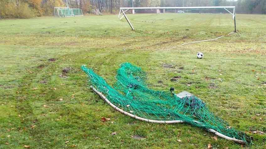 Unbekannte verw&uuml;steten mit dem gestohlenen Wagen den Sportplatz Hartum.
