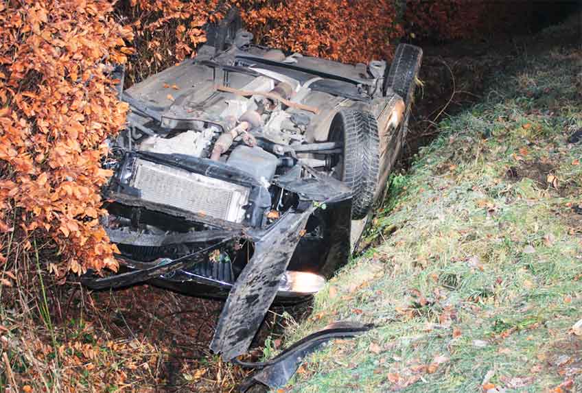 In H&ouml;he des Ortseinganges geriet der Pkw auf winterglatter Fahrbahn nach links von der Fahrbahn ab und &uuml;berschlug sich.