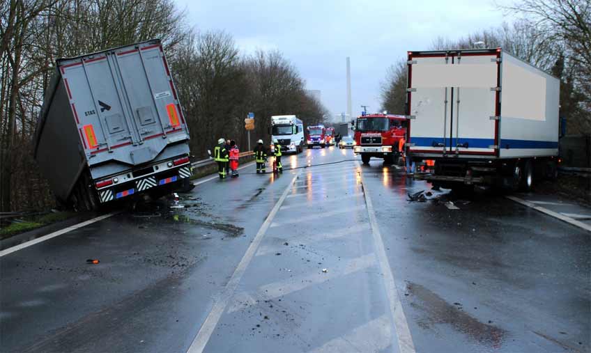 Der auffahrende Lastwagen geriet durch die Wucht des Aufpralls auf die Gegenfahrbahn und durchbrach die Leitplanke, wo er &uuml;ber die B&ouml;schung hing.