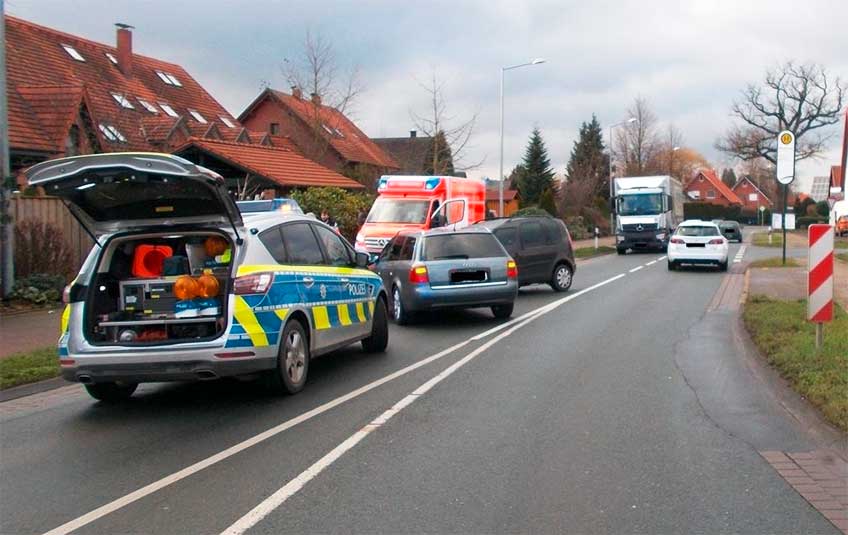 Der 18-J&auml;hrige fuhr am mit seinem Fahrzeug trotz durchgezogener Linie an einem haltenden Bus vorbei und kollidierte mit einem entgegenkommenden Auto.