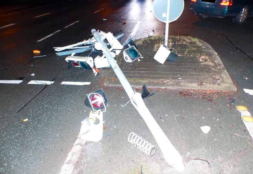Der Wagen drehte sich um die eigene Achse, &uuml;berfuhr einen Ampelmasten, und kam dann stark besch&auml;digt im Kreuzungsbereich zum Stehen.