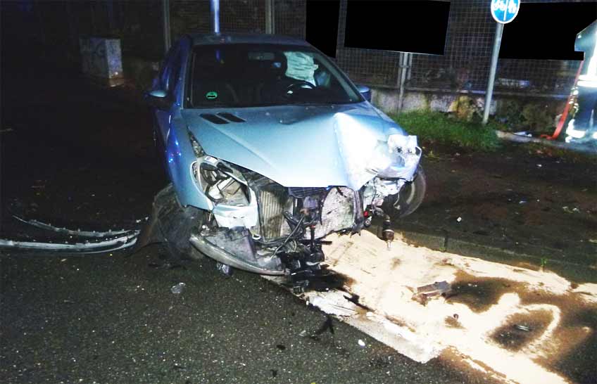 Ein hilfsbereiter Autofahrer muss sich wie in einem schlechten Film gef&uuml;hlt haben, als ihm sein auf der R&uuml;cksitzbank sitzender Freund w&auml;hrend der Fahrt ins Lenkrad griff.