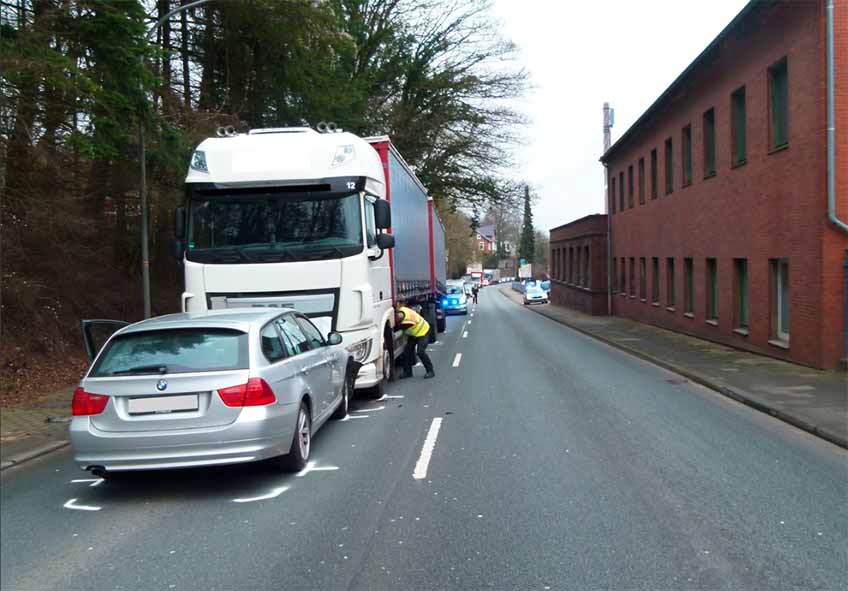 Bei dem Unfall wurde der 33-j&auml;hrige Autofahrer aus L&uuml;bbecke schwer und der 52-j&auml;hrige Lkw-Fahrer aus dem Raum Bad Nenndorf leicht verletzt.